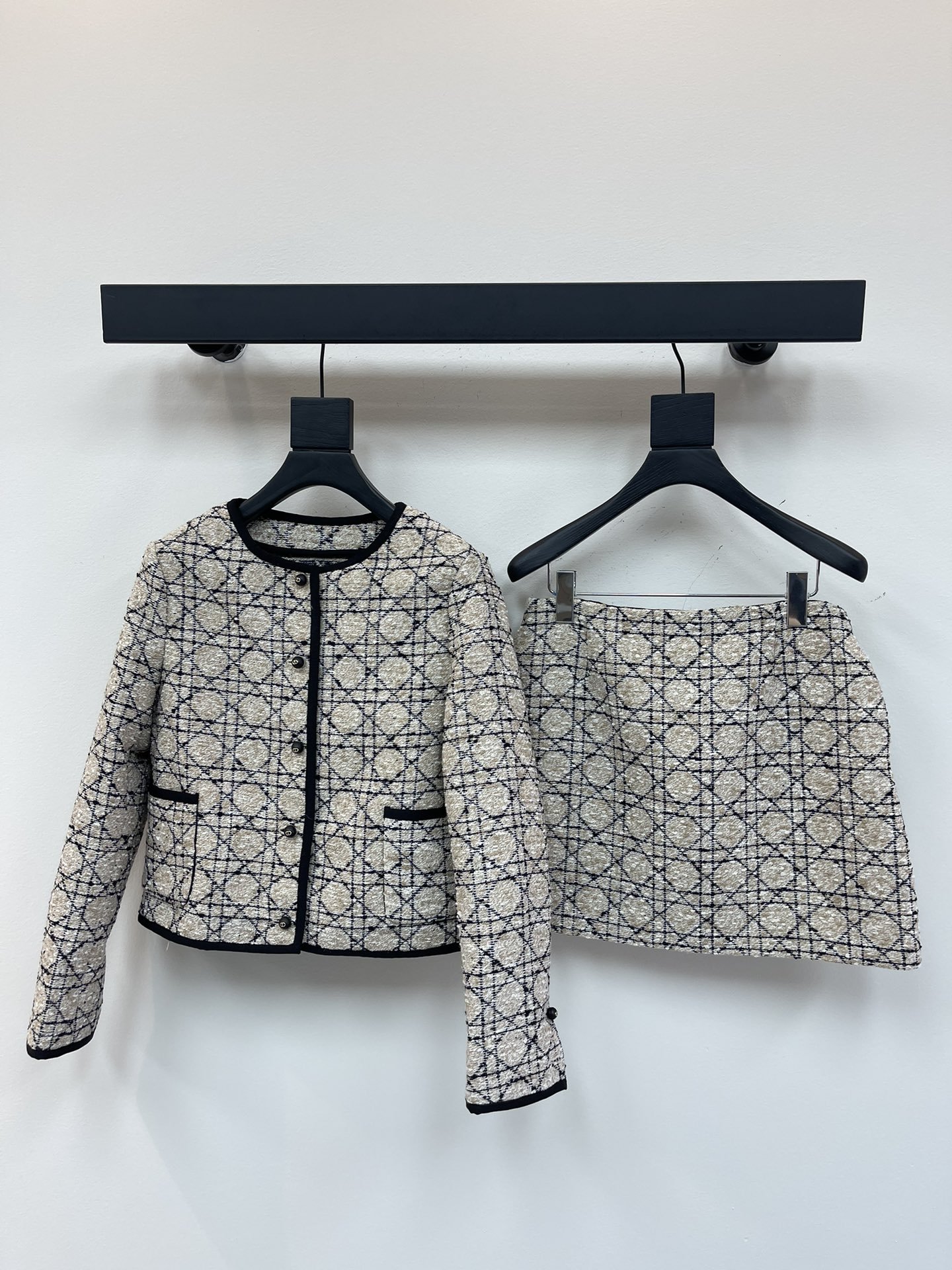 NO:330141,The new limited white gold plaid plaid classic box-shaped round-neck suit jacket   skirt suit, a must-apple item for white and rich beauty, developed customized three-dimensional woven tweed fabric with three-dimensional and wide!  Aging-reducing temperament, classic H-shaped upper body looks slim and tall!  Versatile and not picky about people, high-end black and white style French elegant temperament, perfect workmanship quality depends on details!  SML,,dior,skirts,jackets & coats,business suit,alexander wang19860909外套半裙Dio*25新款限定白金戴妃藤格纹经典箱型圆领西装外套 半裙套装,白富美必入单品,开发定制立体编织粗花呢面料立体挺阔！减龄气质经典H版型上身显瘦又高挑！百搭不挑人高级黑白调法式优雅气质,完美做工品质看细节！SML,,dior,skirts,jackets & coats,business suit,alexander wang,Women's clothing