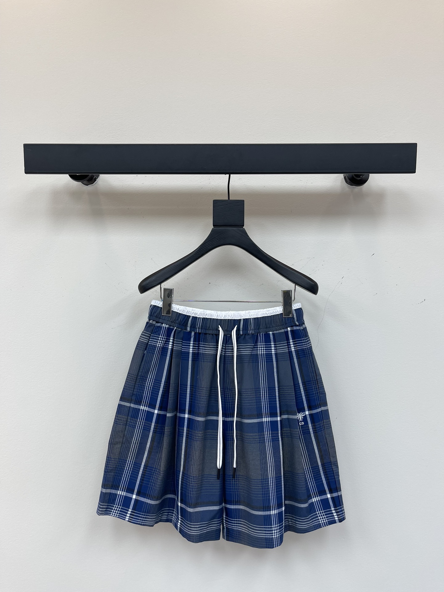 NO:330147,Dio*25 new plaid shorts, CD bee embroidery craftsmanship, classic and fashionable, light and breathable, good summer matching helper, easy to wear and enjoy the good summer time SML,,dior, shorts,alexander wang19860909Dio*25新款格纹短裤,CD蜜蜂刺绣工艺,经典时尚,轻盈又透气,夏日搭配好帮手,轻松穿出活力风,尽享夏日好时光 SML,,dior,shorts,alexander wang,Women's clothing