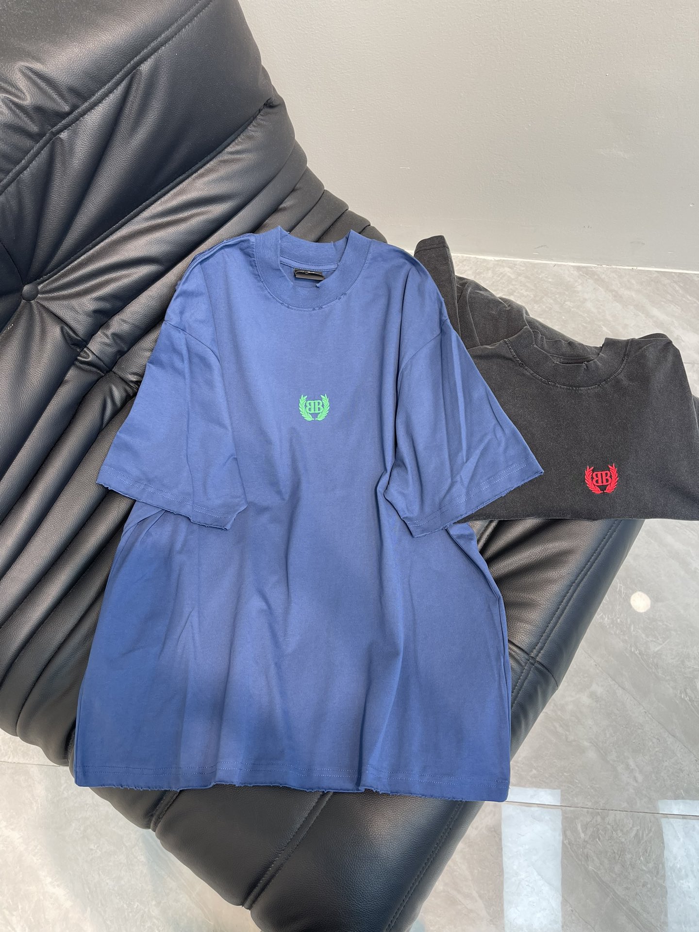 NO:330074,BALENCI*GA/Paris 25 new wheat ear letter logo chest embroidery wash water short-sleeved T-shirt, laundry wash water, full design sense. The fabric is made of Paris ZP fixed weaving and dyeing cotton double yarn, 260 grams of gram, clean cloth surface, clear cloth pattern, soft and comfortable. The thread is fixed dyeing without color difference. The classic letter LOGO is embroidered with imported Tajima embroidery machine patch embroidery. The effect is three-dimensional. Restore brick cabinet, the style is OS loose shoulder-down style. The same model for men and women. Size XS-L,,balenciaga,T-shirt,tees,t-shirt,alexander wang19860909BALENCI*GA/巴黎25新款麦穗字母logo胸前刺绣洗水短袖T恤,成衣洗水,设计感十足.面料采用巴黎ZP定织定染全棉双纱、克重260克,布面干净.布纹清晰,柔软舒适.螺纹釆用定染无色差.经典字母LOGO采用进口田岛绣花机贴布刺绣.效果立体.还原砖柜, 版型釆用OS宽松落肩版型.男女同款 尺码XS-L,,balenciaga,T-shirt,tees，t-shirt,alexander wang,Women's clothing