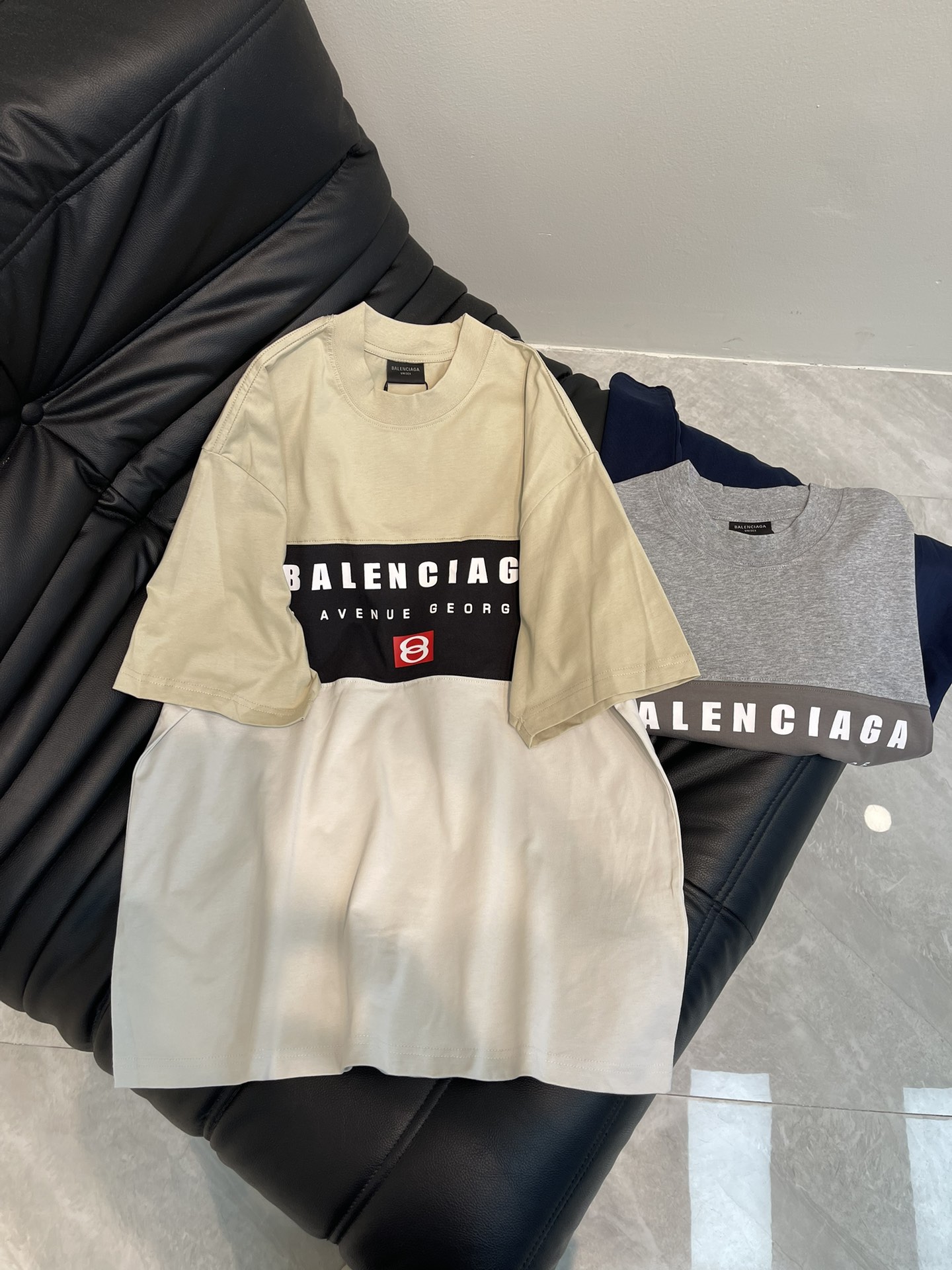 NO:330071,BALENCI*GA/Paris 25 latest color splicing series new logo letter combination printing. Spliced ​​short-sleeved T-shirt. Brick cabinet synchronous. The fabric is made of Paris ZP fixed weaving and dyed cotton double yarn. The weight is 260 grams, the cloth surface is clean. The cloth pattern is clear, soft and comfortable. The thread is fixed dyed without color difference. The printing is printed with environmentally friendly imported materials. The letters are clear and the effect is three-dimensional. The style is OS loose shoulder-length. Men and women are the same. Size XS-L,,balenciaga,T-shirt,tees,t-shirt,alexander wang19860909BALENCI*GA/巴黎25最新款色系拼接系列 新logo字母组合印花.拼接短袖T恤.砖柜同步.面料采用巴黎ZP定织定染全棉双纱.克重260克,布面干净.布纹清晰,柔软舒适,.螺纹釆用定染无色差.印花采用环保进口材料印花.字母清晰,效果立体.版型釆用OS宽松落肩版型. 男女同款 尺码XS-L,,balenciaga,T-shirt,tees，t-shirt,alexander wang,Women's clothing