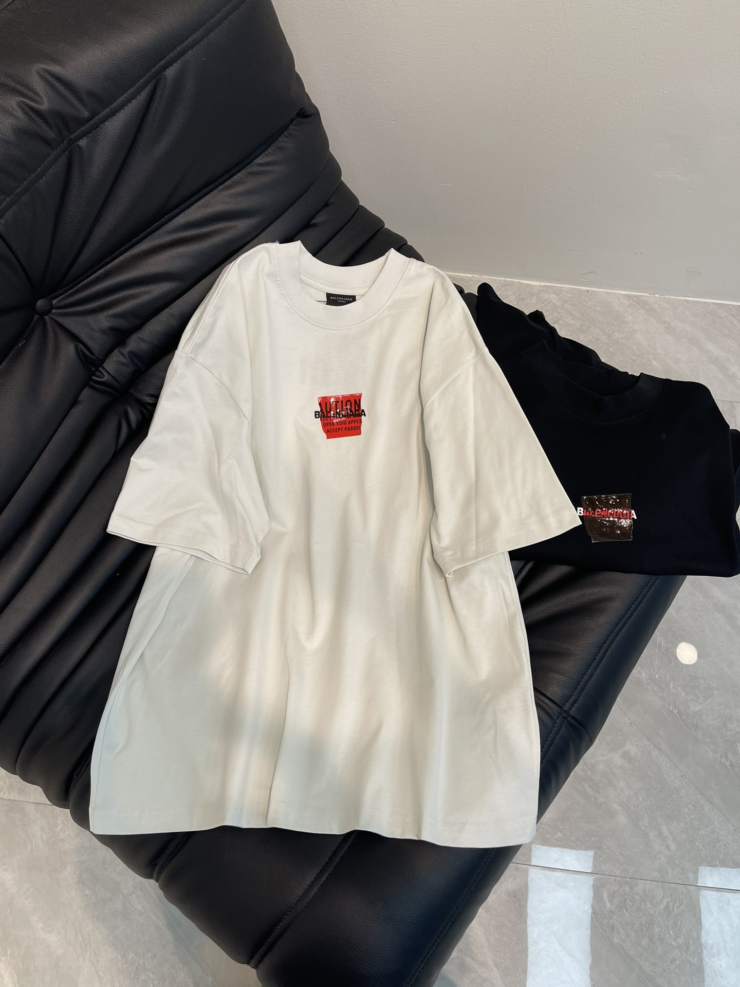 NO:330065,BALENCI*GA/Paris 25 new front and rear letter logo embroidery tape pressed short-sleeved T-shirt, full design sense. The fabric is made of Paris ZP fixed weaving and dyed cotton double yarn, 260 grams of gram, clean cloth surface, clear cloth pattern, soft and comfortable. The thread is fixed dyed without color difference. The classic letter LOGO is embroidered with imported Tajima embroidery machine. The tape is imprinted with imported transparent glue. The effect is three-dimensional. Restored brick cabinet, and the style is OS loose shoulder-down style. The same model for men and women. Size XS-L,,balenciaga,T-shirt,tees,t-shirt,alexander wang19860909BALENCI*GA/巴黎25新款前后字母logo刺绣胶带压胶短袖T恤,设计感十足.面料采用巴黎ZP定织定染全棉双纱、克重260克,布面干净.布纹清晰,柔软舒适.螺纹釆用定染无色差.经典字母LOGO采用进口田岛绣花机贴布刺绣.胶带采用进口透明胶浆压印.效果立体.还原砖柜, 版型釆用OS宽松落肩版型.男女同款 尺码XS-L,,balenciaga,T-shirt,tees，t-shirt,alexander wang,Women's clothing