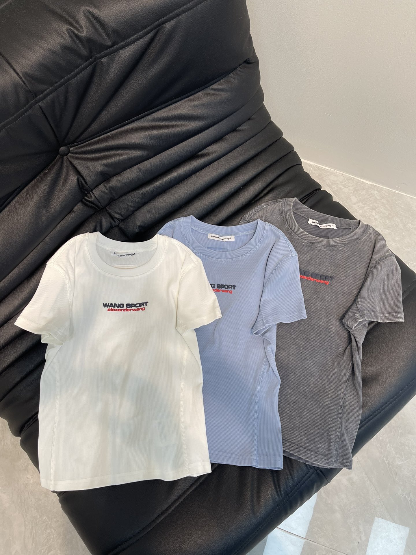 NO:330082,Alex*Wang｜Dawang 2025 New round neck short-sleeved T-shirt Customized elastic material Breathable and comfortable Full texture Small-size T-shirt cutting Exquisite embroidery Highlights brand style and slimming visual effect Classic color matching creates a personalized style Full of creativity Brand high-end design sense Full of single wear and stylish Customized surface accessories High-end SML,,alexander wang,T-shirt,tees,t-shirt,alexander wang19860909Alex*Wang｜大王2025 新品圆领短袖T恤 定制弹力材质 透气舒适 质感十足 小版型T恤裁剪 精致刺绣 凸显品牌格调显瘦视觉效果 经典配色打造个性风格 充满创意 品牌高级设计感拉满 单穿内搭都出彩时髦 定制面辅料 高版本 SML,,alexander wang,T-shirt,tees，t-shirt,alexander wang,Women's clothing