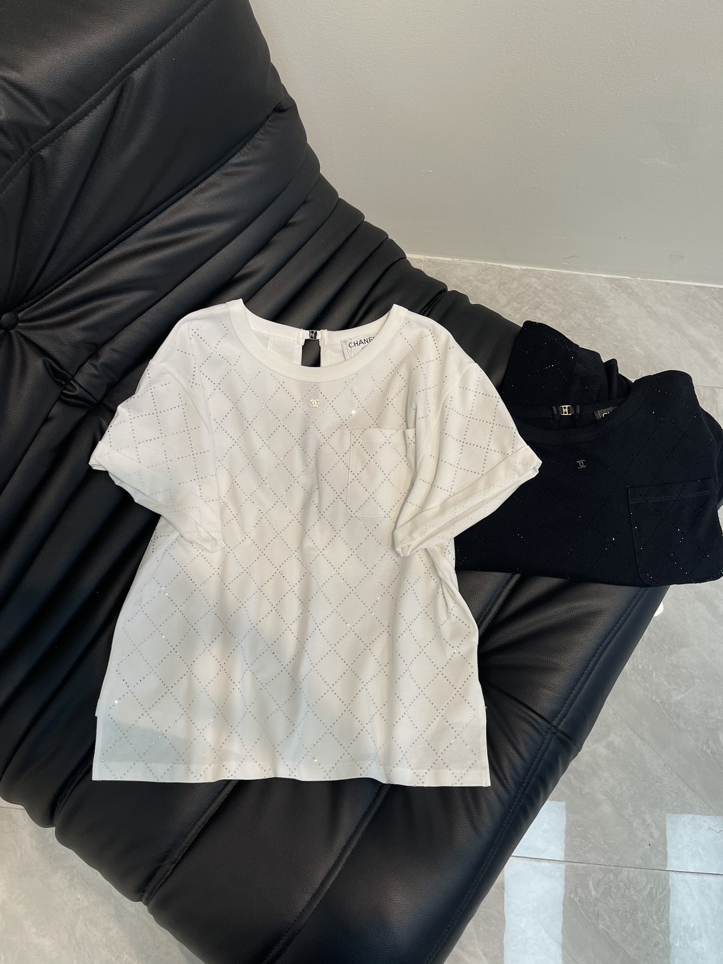 NO:330084,Chane*25 spring and summer new heavy industry diamond-revealed back short-sleeved T-shirt custom YB native cotton material breathable and comfortable, full texture. Regular T-shirt cutting highlights the brand style. Made of gram-weight pure cotton, slightly elastic, presents a slim visual effect. The whole body is made of diamond-revealed craftsmanship. The diamond pattern is presented in a dense and dense arrangement with diamond light. Rich visual effect. The double C logo on the chest is open-modeled and double C silver buckle connection. The large backless creates a sexy and gorgeous personality style. The brand's high-end design feels full. The inner wear is brilliant and fashionable. The ceiling version. The new series is high-end SML, chanel, T-shirt,tees, t-shirt,alexander wang19860909Chane*25春夏新款重工烫钻露背短袖T恤 定制YB原生全棉材质 透气舒适 质感十足 常规T恤裁剪 凸显品牌格调 采用克重纯棉制成 略带有弹力 呈现显瘦视觉效果 通体以烫钻工艺 呈现出菱格图案 疏密有致的排列配合钻光 丰富视觉效果 胸前双C徽标后背开模双C银扣连接 大露背打造性感华丽的个性风格 品牌高级设计感拉满 单穿内搭都出彩时髦 天花板版本 入手不悔系列 高版本 SML,,chanel,T-shirt,tees，t-shirt,alexander wang,Women's clothing