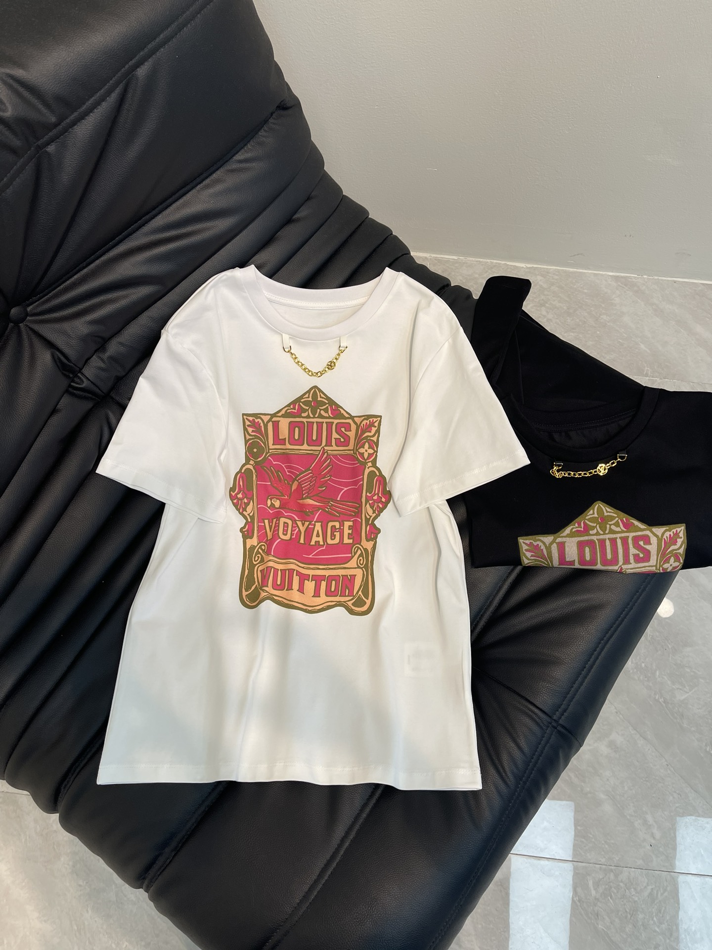 NO:330086,Louis Vuitto*25 Spring and Summer New Rainbow Holiday Series with Fairy Appearance Classic MONOGRAM Printed Short-Sleeve T-shirt. The classic style is a perfect match for the upper body to reduce age!  A must-have item for fashionable and high-end white and rich beauty!  The three-dimensional style of the positioning flower is versatile and not picky. It is highly recommended to keep your own style!  Workmanship quality depends on details.SML, louis vuitton, T-shirt,tees, t-shirt,alexander wang19860909Louis Vuitto*25春夏新款神仙颜值的彩虹假日系列经典MONOGRAM印花短袖T恤.经典版型上身减龄绝绝子！时髦又高级白富美必备单品！定位花立体裁版型百搭不挑人.强烈推荐自留款！做工品质看细节.SML,,louis vuitton,T-shirt,tees，t-shirt,alexander wang,Women's clothing