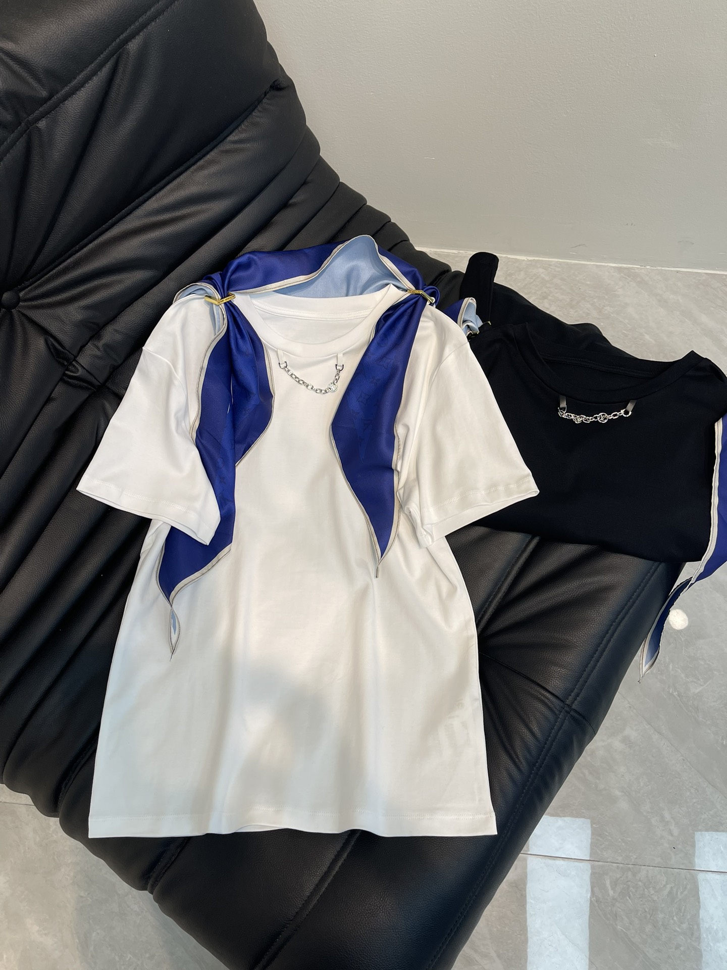 NO:330087,Louis Vuitto*25 Spring and Summer New Silk Scarf Accessories Short-sleeved T-shirt, exquisite style, huge slimming on the upper body!  Customized latest craftsmanship, low-key and luxurious!  A must-have item for fashionable things unlocks all outfits!  Determine the quality of my home!  Classic items are fashionable and high-end classic styles that are versatile and not picky!  SML, louis vuitton,T-shirt,tees,t-shirt,alexander wang19860909Louis Vuitto*25春夏新款丝巾配件短袖T恤,精致版型上身巨显瘦！定制最新工艺 低调奢华！时髦精必备单品解锁所有穿搭！认准我家品质！经典单品时髦又高级经典版型百搭不挑人！SML,,louis vuitton,T-shirt,tees，t-shirt,alexander wang,Women's clothing