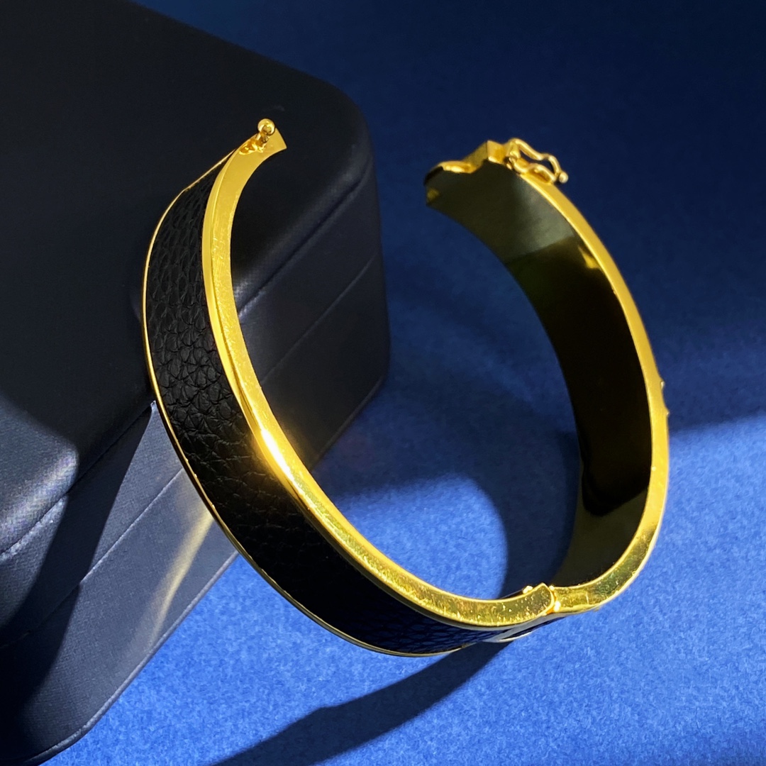 YSL St. Roland Wood and PU Leather Bracelet: Brass, Gold, 6cm x 4.7cm, 35.84g - 图片 2