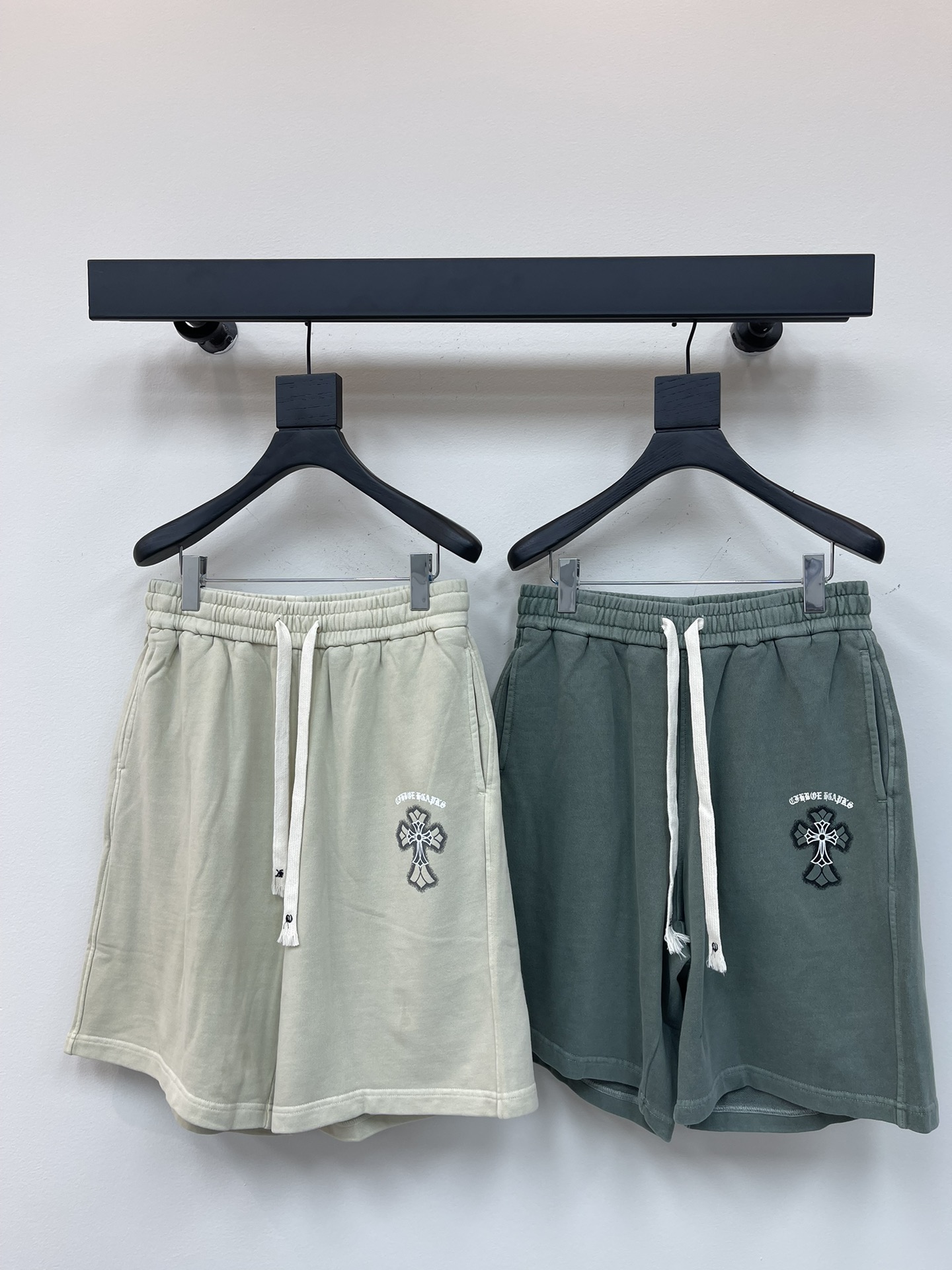 NO:330115,Chrome Hea*ts Crocine 25 spring and summer new horseshoe Sanskrit cross shorts High-end texture excellent style fashionable and elegant men and women Size M-XXL,,chrome hearts,chrome hearts, shorts,alexander wang19860909Chrome Hea*ts 克罗心25春夏新款马蹄梵文十字架短裤 高端质感版型极佳 时尚大气 男女同款 尺码M-XXL,,chrome hearts,chrome hearts,shorts,alexander wang,Women's clothing