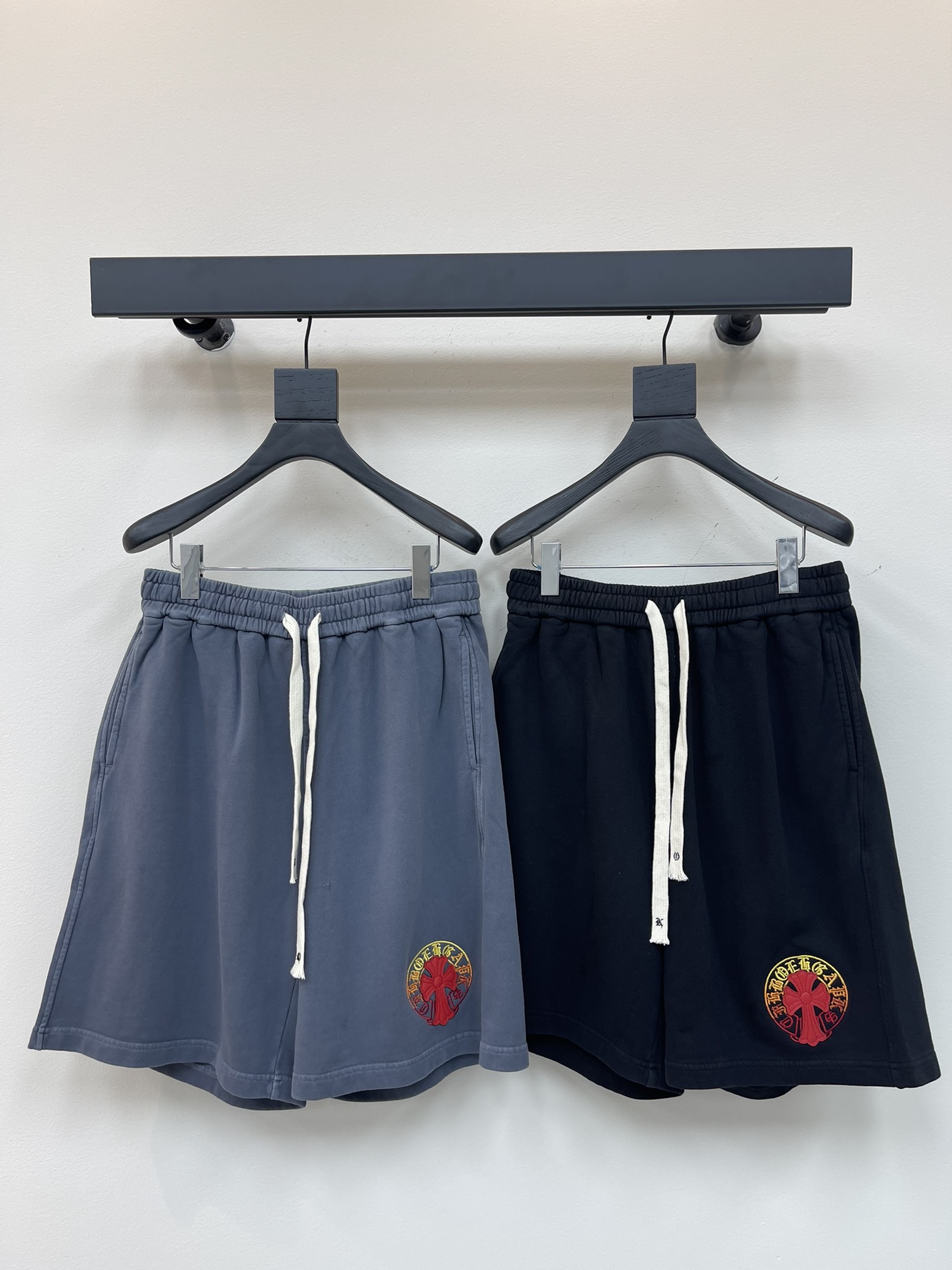 NO:330112,Chrome Hea*ts Crocene 25 spring and summer new horseshoe Sanskrit cross embroidered shorts, excellent high-end texture, fashionable and elegant, same style for men and women, size M-XXL,,chrome hearts,chrome hearts, shorts, alexander wang19860909Chrome Hea*ts 克罗心25春夏新款马蹄梵文十字架贴布刺绣短裤 高端质感版型极佳 时尚大气 男女同款 尺码M-XXL,,chrome hearts,chrome hearts,shorts,alexander wang,Women's clothing