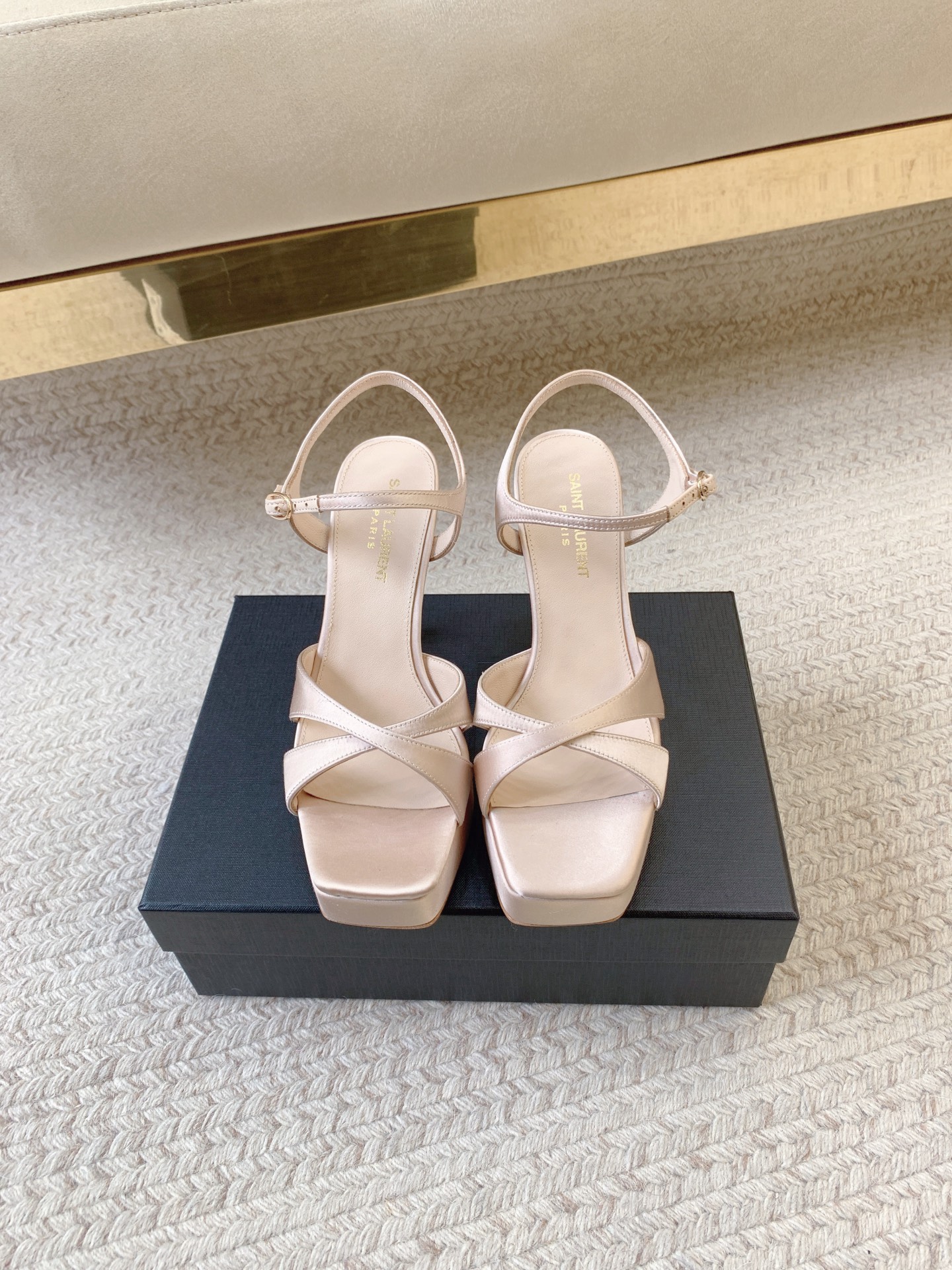 NO:928032,(Customized at 13.5cm) SAIN* LAUREN*SS25 new cross water platform sandals, original last, top quality material, upper imported custom silk, lining imported sheepskin, outsole genuine leather, heel height 10.5, sole thickness 4cm, size 35-39 (34, 40, 41 customized, non-returnable, non-exchangeable), sandals, saint laurent, sandals, sheepskin, real silk, Leather  soles19860909（13.5cm定做） SAIN* LAUREN*SS25新款交叉水台凉鞋 原版套楦 顶级品质 材质 鞋面进口定制真丝 内里进口羊皮里 大底真皮大底 跟高10.5 底厚4cm 码数35-39（34、40、41定做不退不换）,凉鞋,saint laurent,sandals,sheepskin,real silk,Leather soles,Women's Shoes