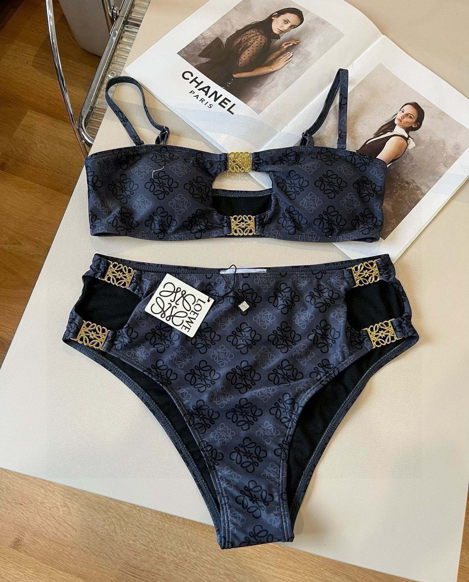 。
新款分体对版五金😍🥰适合多种场景的游泳衣🏊‍♀️海边 游泳池 温泉 水上乐园 漂流都可以😌内搭也完全
