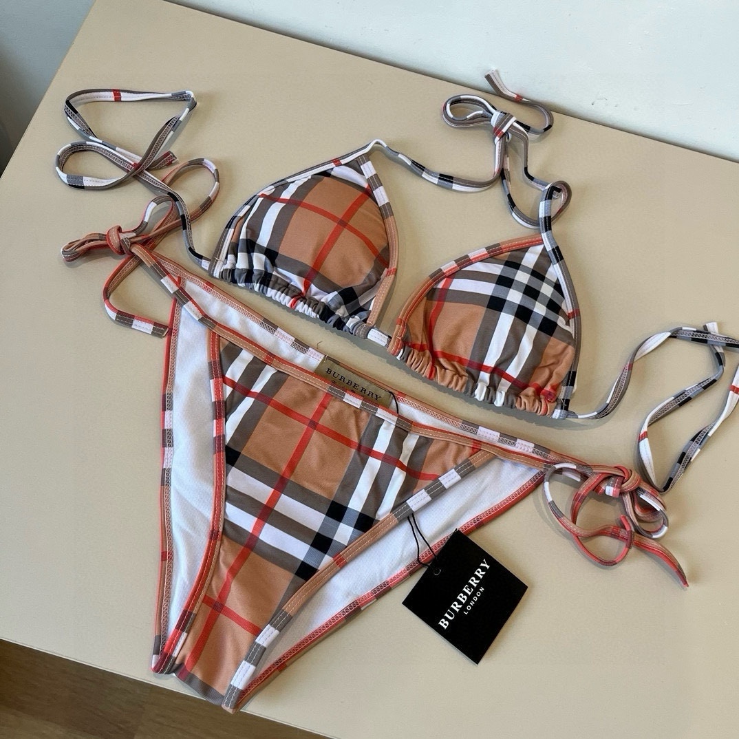 。


Burberry巴宝莉经典英伦格泳衣，实物实在太美了！拍不出来它的美😍谁穿谁美！很值得入手✋ S