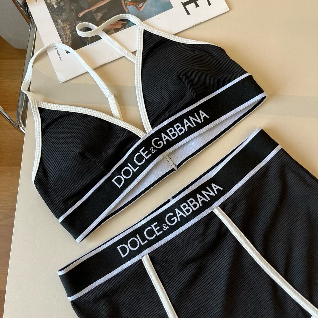 。
D&G杜嘉班纳新款分体泳衣😍🥰适合多种场景的游泳衣🏊‍♀️海边 游泳池 温泉 水上乐园 漂流都可以😌