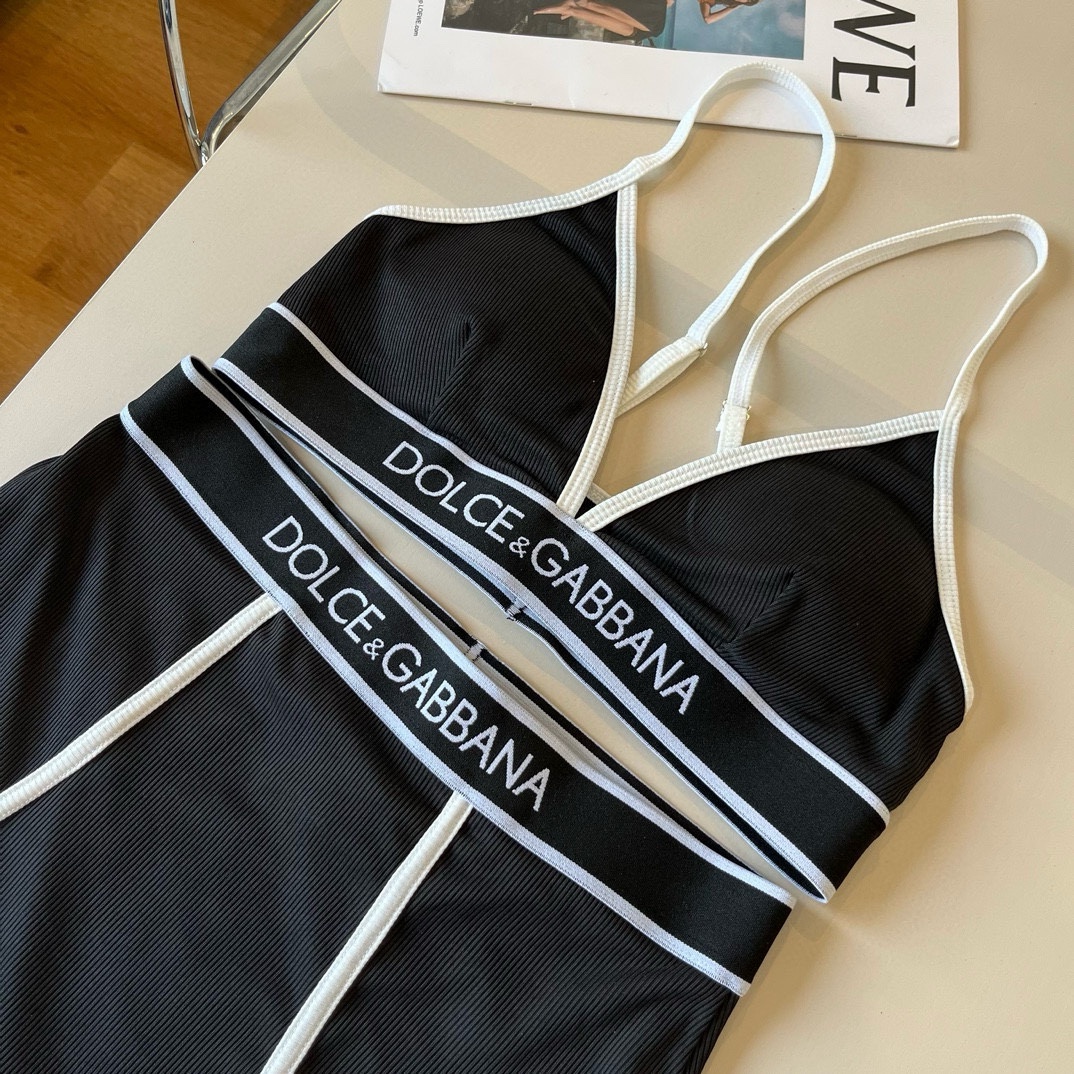 。
D&G杜嘉班纳新款分体泳衣😍🥰适合多种场景的游泳衣🏊‍♀️海边 游泳池 温泉 水上乐园 漂流都可以😌