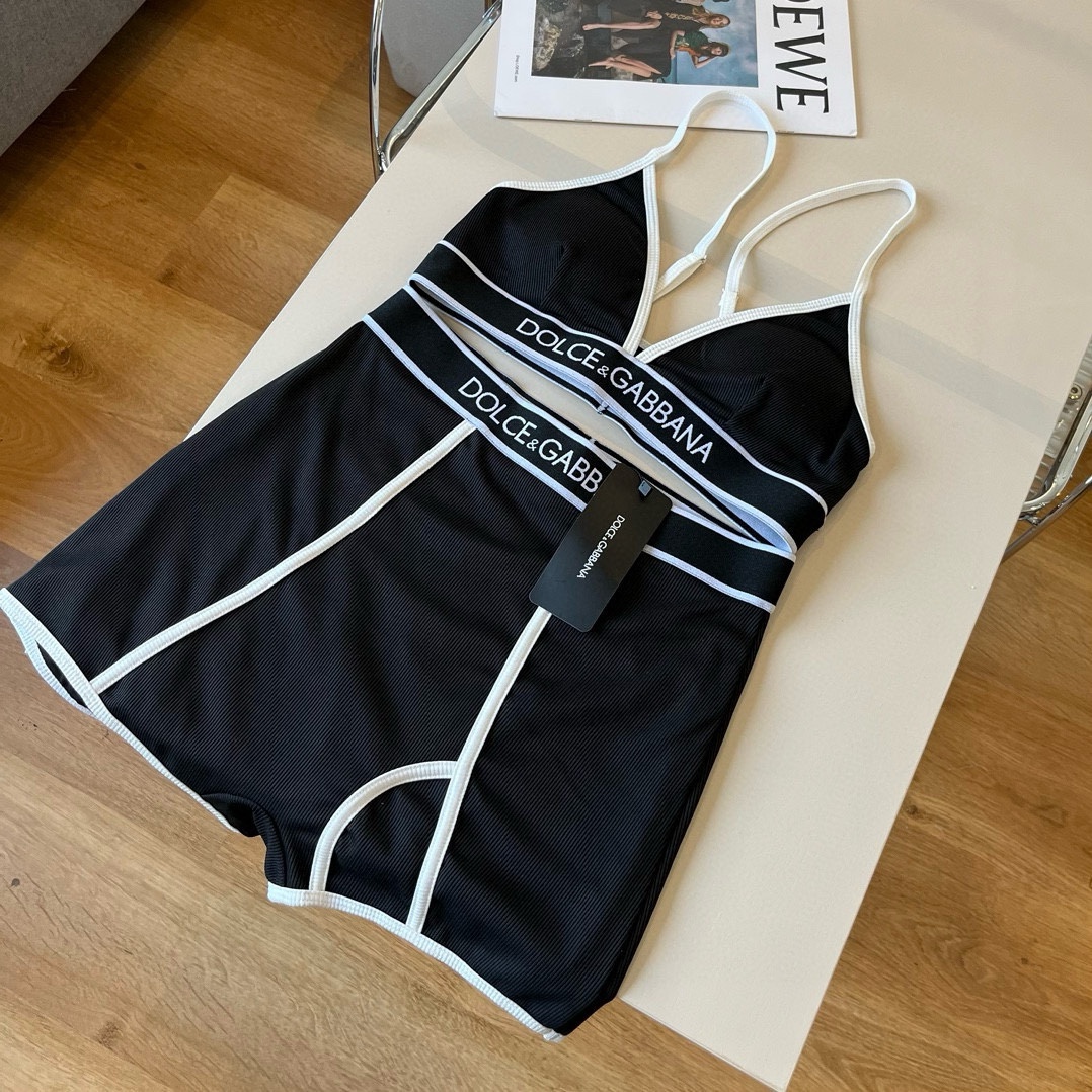 。
D&G杜嘉班纳新款分体泳衣😍🥰适合多种场景的游泳衣🏊‍♀️海边 游泳池 温泉 水上乐园 漂流都可以😌
