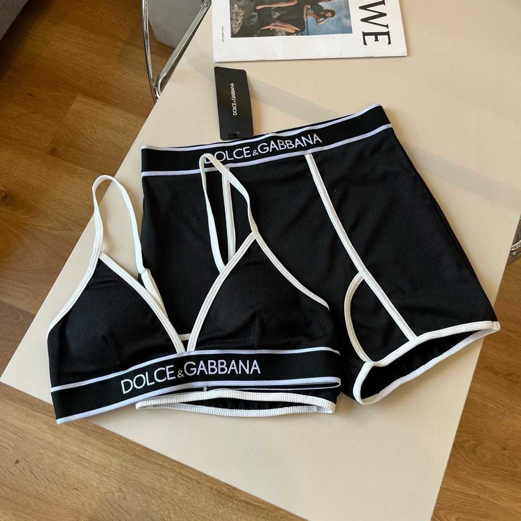 。
D&G杜嘉班纳新款分体泳衣😍🥰适合多种场景的游泳衣🏊‍♀️海边 游泳池 温泉 水上乐园 漂流都可以😌