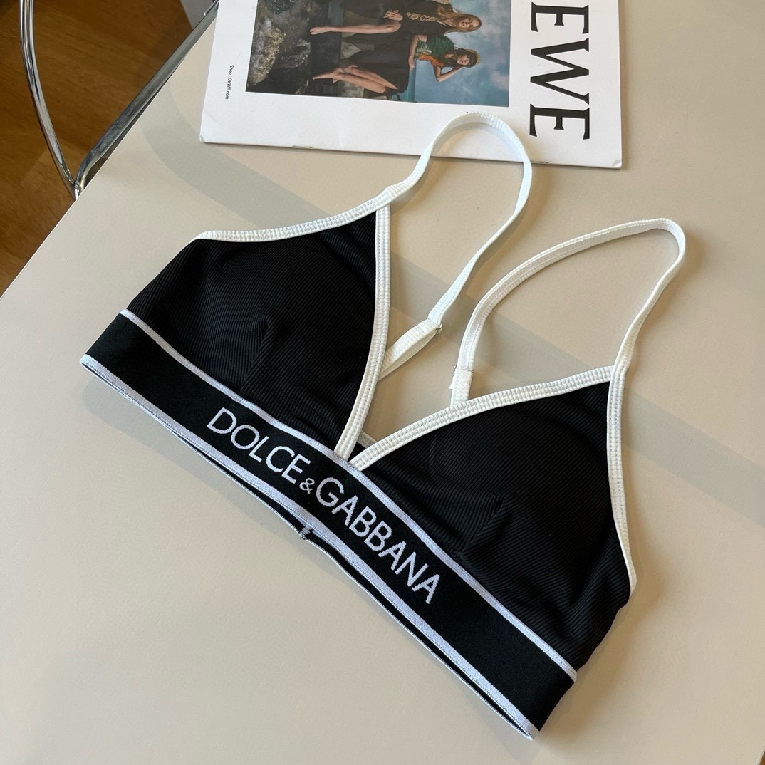 。
D&G杜嘉班纳新款分体泳衣😍🥰适合多种场景的游泳衣🏊‍♀️海边 游泳池 温泉 水上乐园 漂流都可以😌