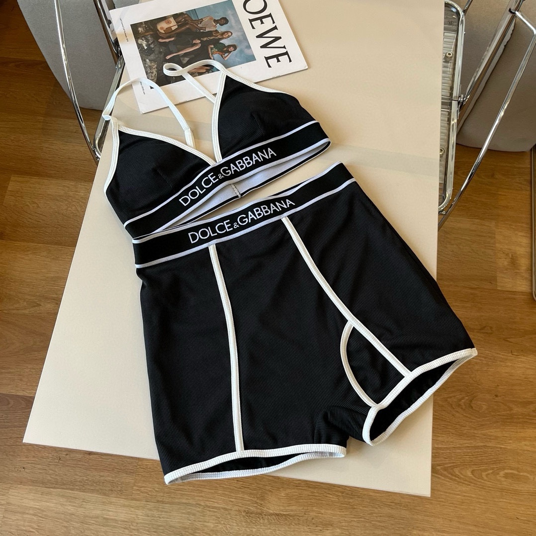 。
D&G杜嘉班纳新款分体泳衣😍🥰适合多种场景的游泳衣🏊‍♀️海边 游泳池 温泉 水上乐园 漂流都可以😌