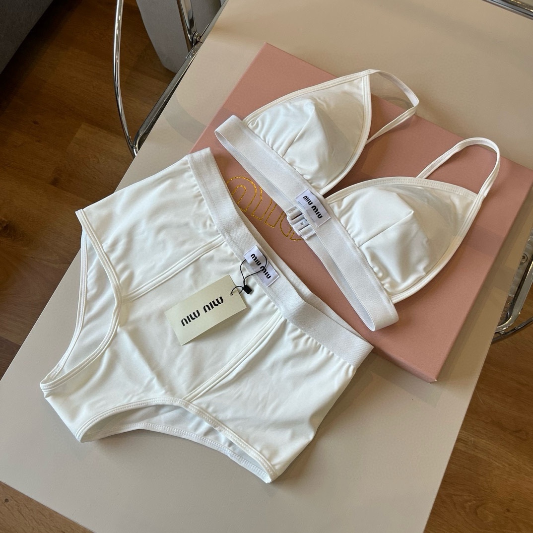 。

miumiu缪缪分体套装新款分体泳衣😍🥰适合多种场景的游泳衣🏊‍♀️海边 游泳池 温泉 水上乐园 