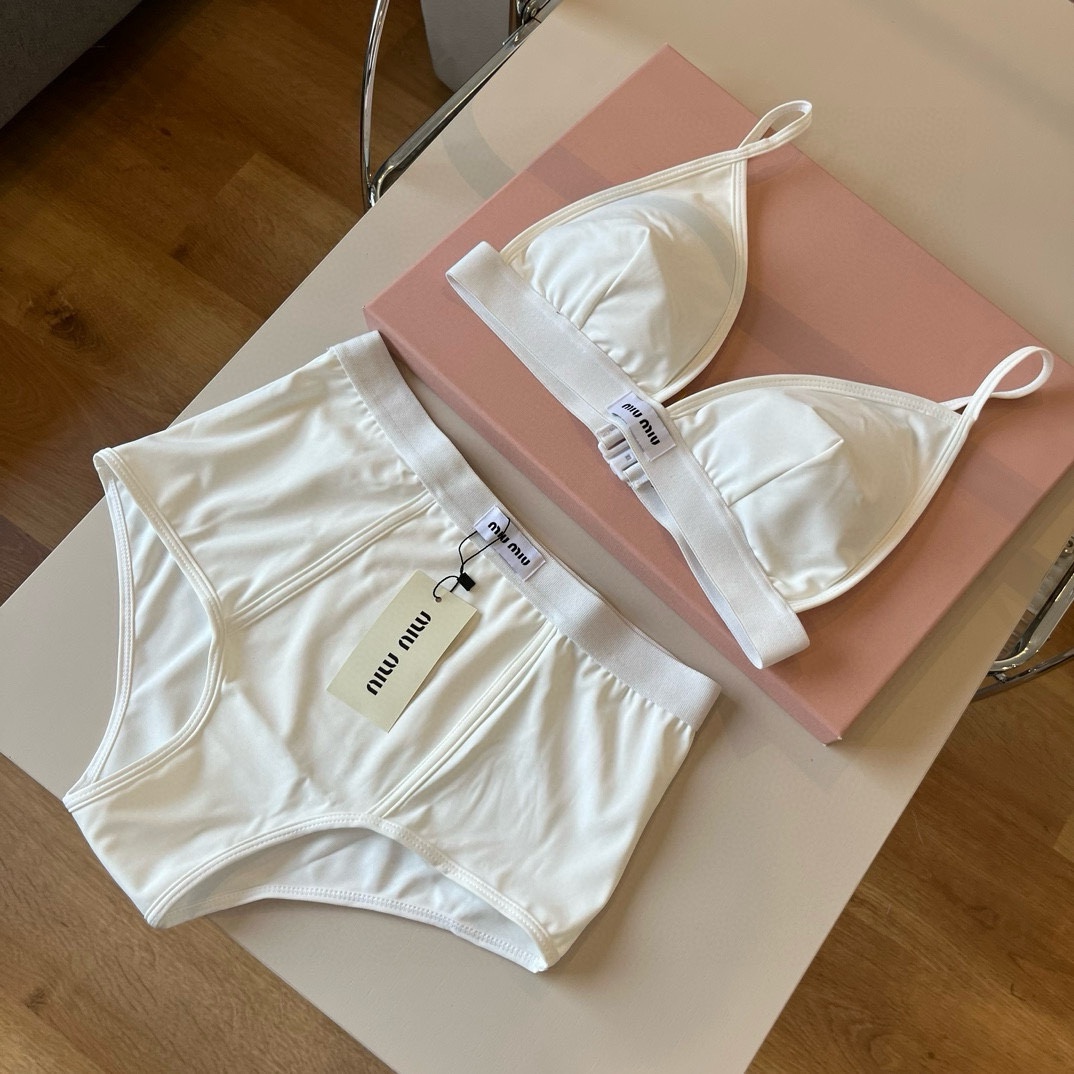 。

miumiu缪缪分体套装新款分体泳衣😍🥰适合多种场景的游泳衣🏊‍♀️海边 游泳池 温泉 水上乐园 