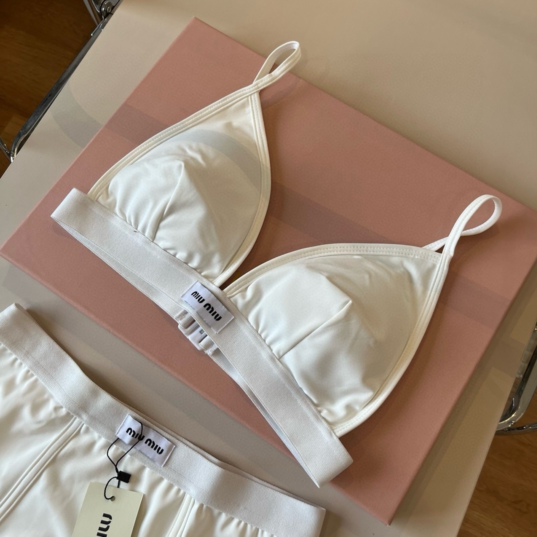 。

miumiu缪缪分体套装新款分体泳衣😍🥰适合多种场景的游泳衣🏊‍♀️海边 游泳池 温泉 水上乐园 