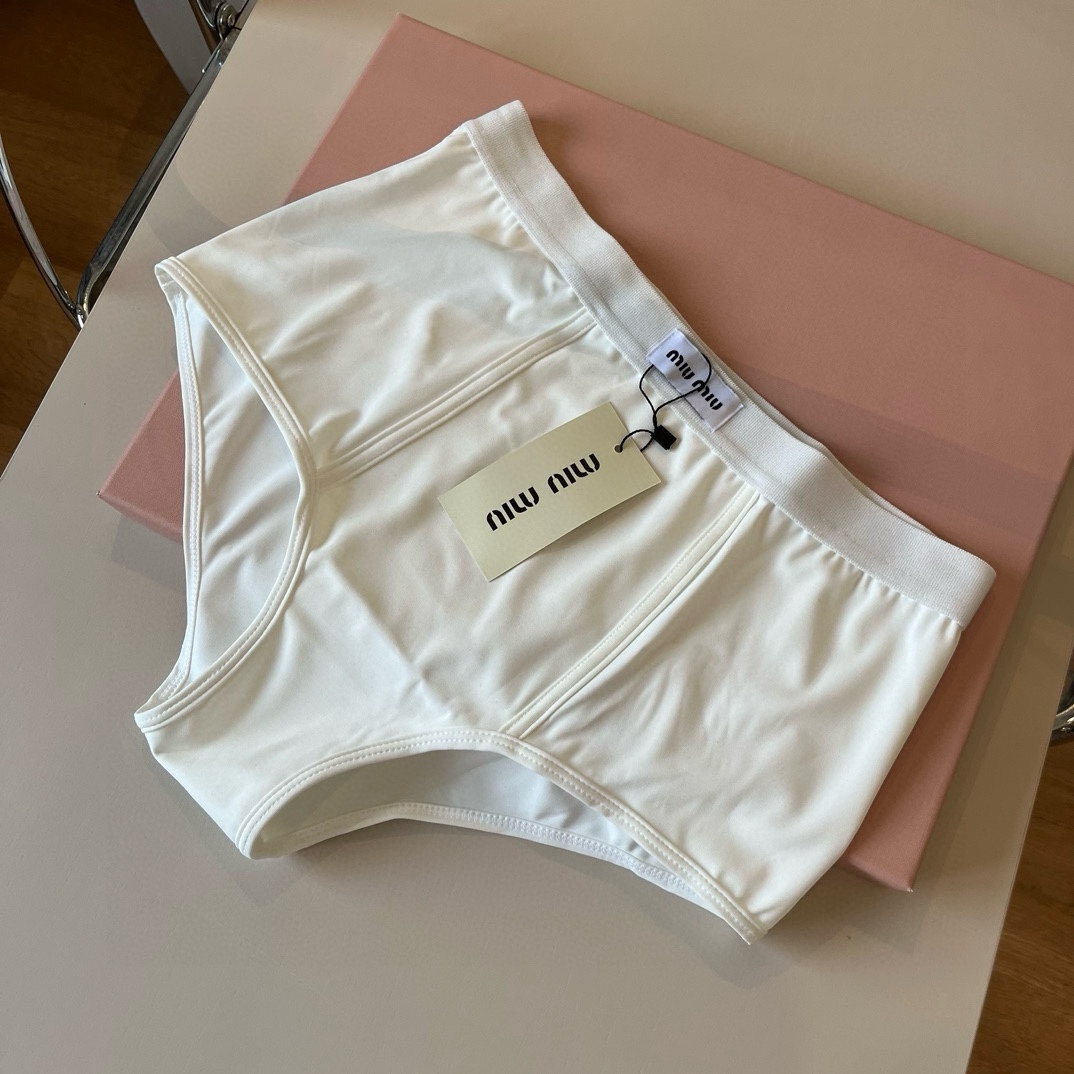 。

miumiu缪缪分体套装新款分体泳衣😍🥰适合多种场景的游泳衣🏊‍♀️海边 游泳池 温泉 水上乐园 