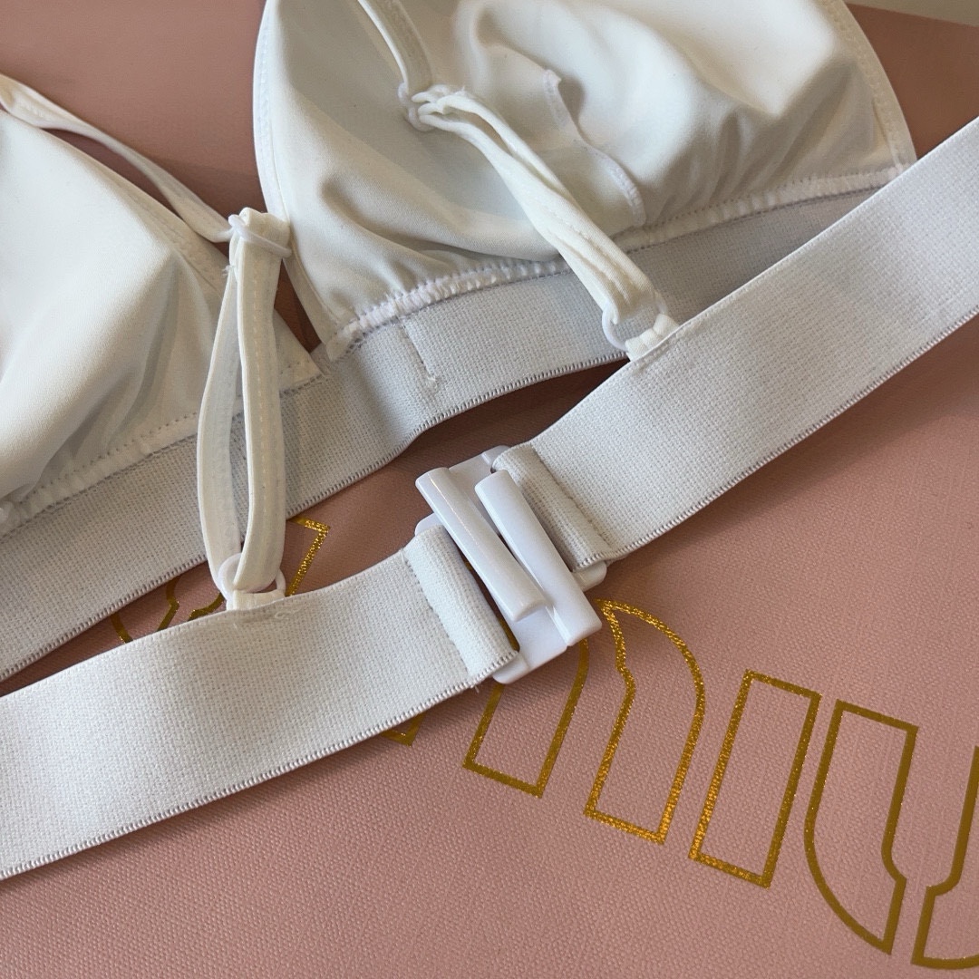 。

miumiu缪缪分体套装新款分体泳衣😍🥰适合多种场景的游泳衣🏊‍♀️海边 游泳池 温泉 水上乐园 