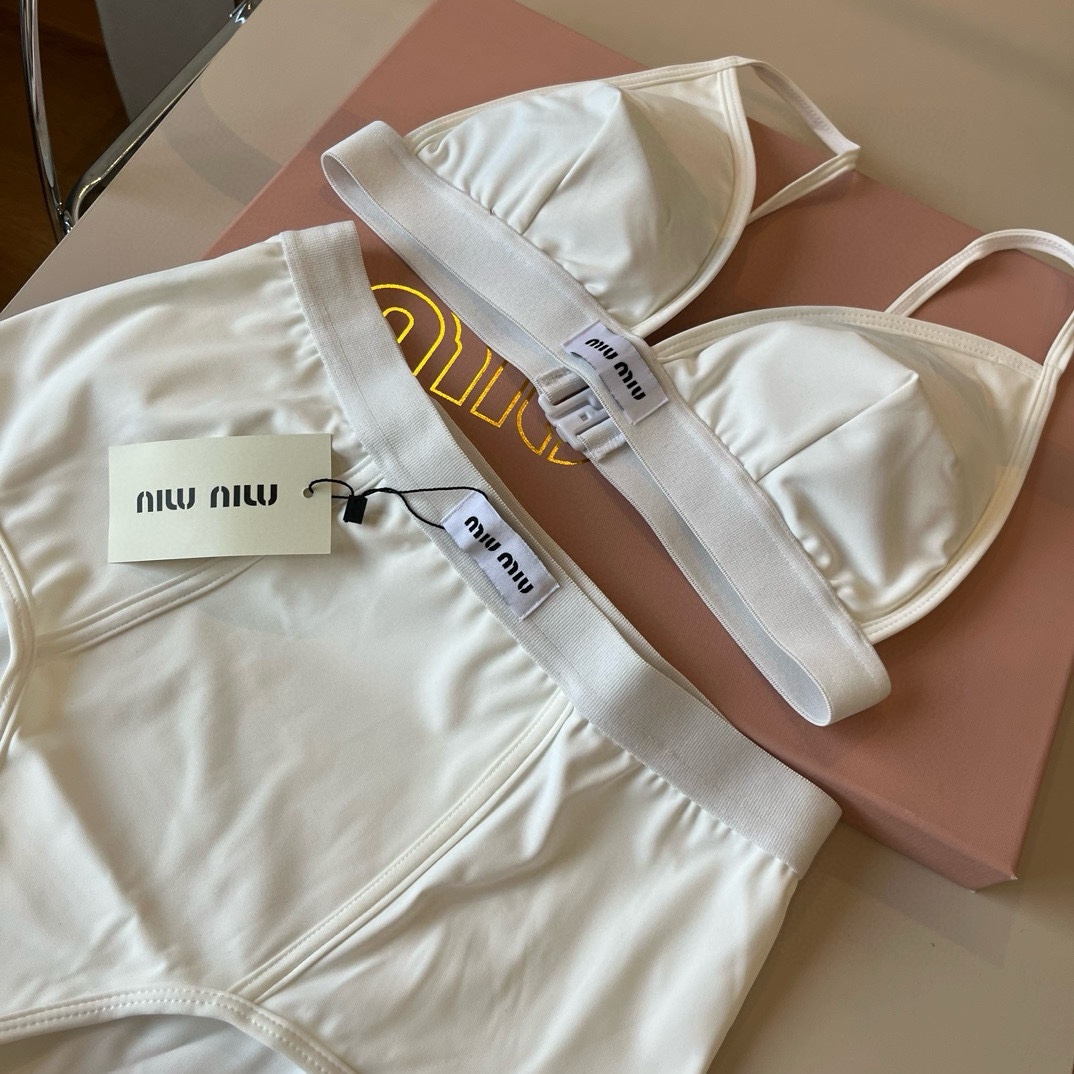 。

miumiu缪缪分体套装新款分体泳衣😍🥰适合多种场景的游泳衣🏊‍♀️海边 游泳池 温泉 水上乐园 