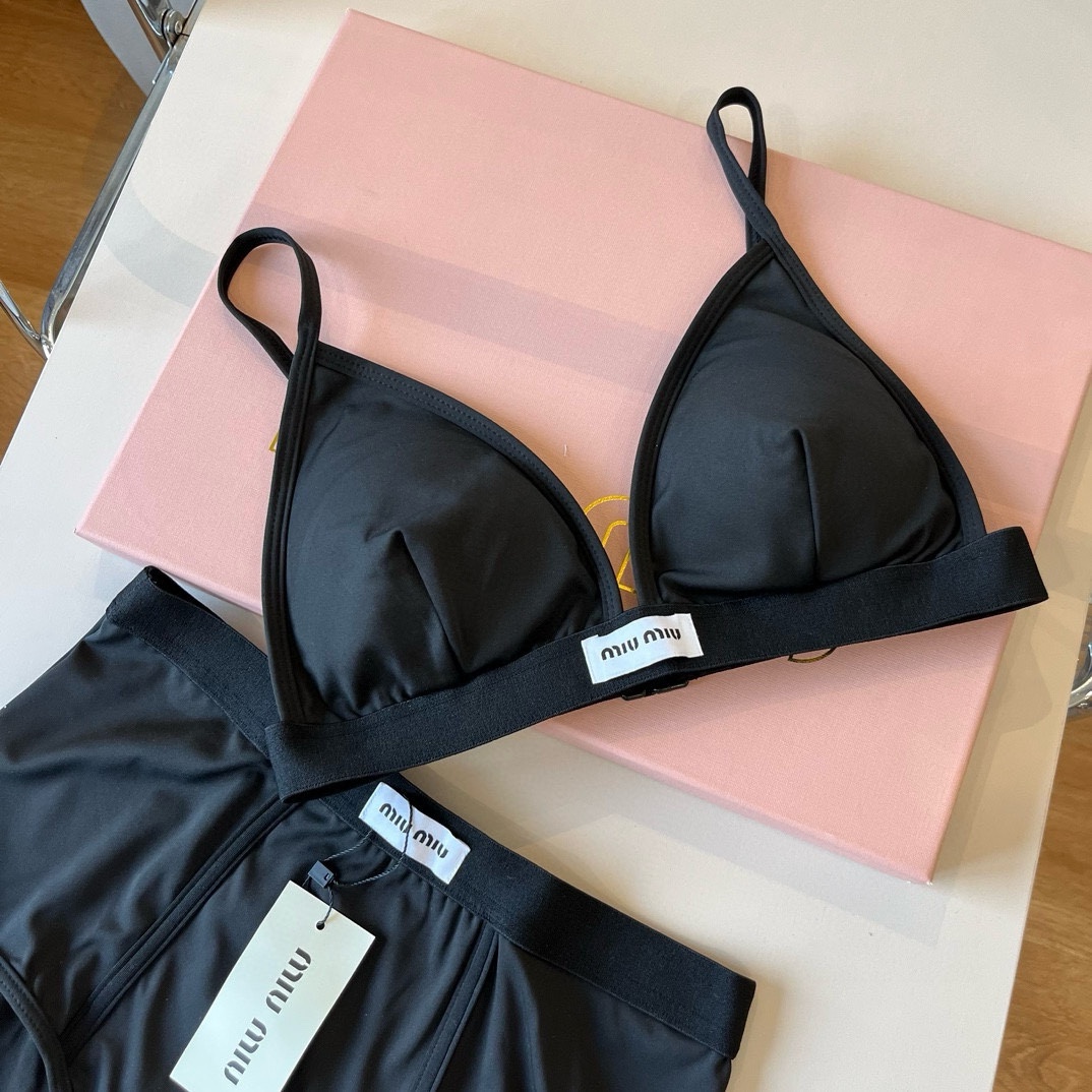 。

miumiu缪缪分体套装新款分体泳衣😍🥰适合多种场景的游泳衣🏊‍♀️海边 游泳池 温泉 水上乐园 