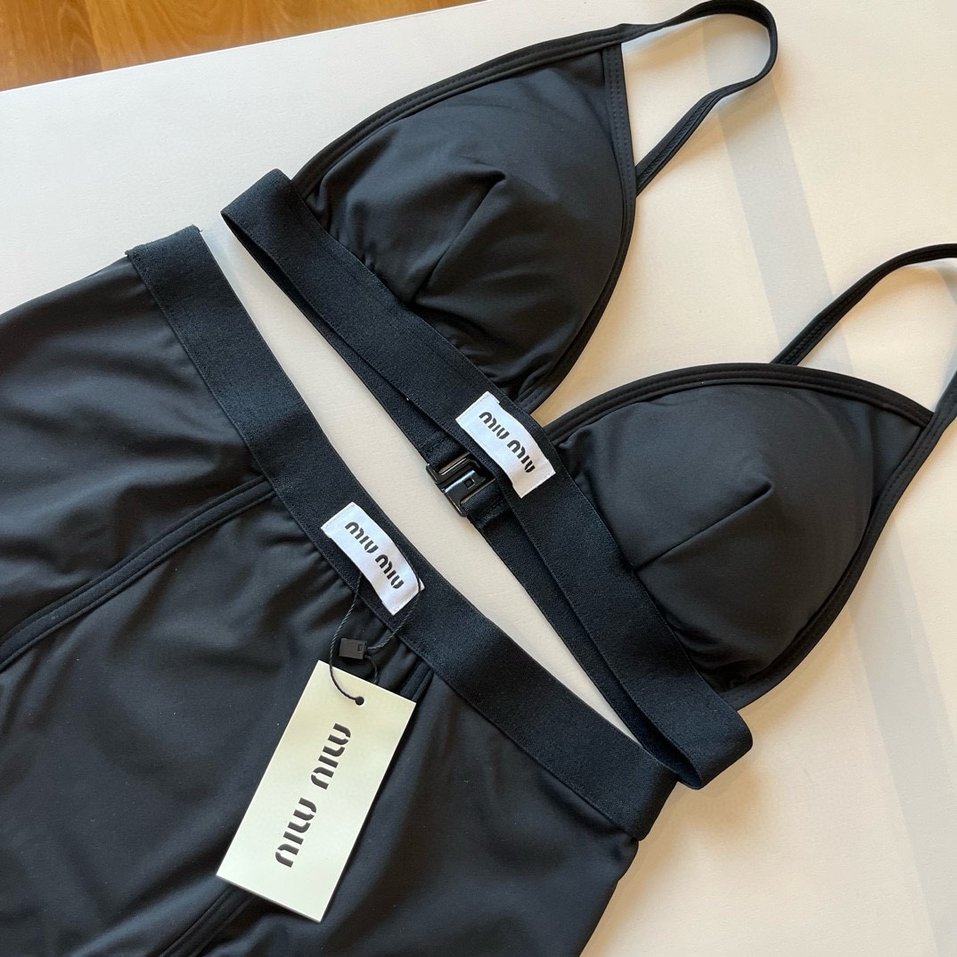 。

miumiu缪缪分体套装新款分体泳衣😍🥰适合多种场景的游泳衣🏊‍♀️海边 游泳池 温泉 水上乐园 