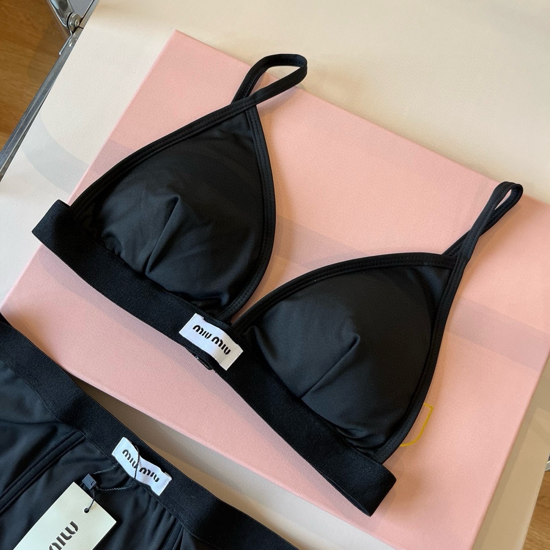 。

miumiu缪缪分体套装新款分体泳衣😍🥰适合多种场景的游泳衣🏊‍♀️海边 游泳池 温泉 水上乐园 