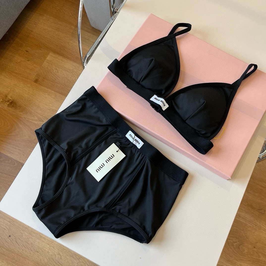 。

miumiu缪缪分体套装新款分体泳衣😍🥰适合多种场景的游泳衣🏊‍♀️海边 游泳池 温泉 水上乐园 
