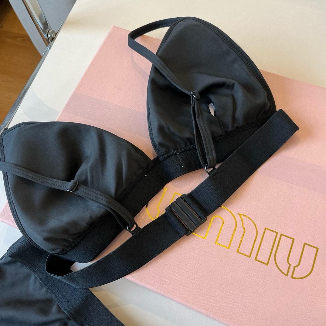 。

miumiu缪缪分体套装新款分体泳衣😍🥰适合多种场景的游泳衣🏊‍♀️海边 游泳池 温泉 水上乐园 