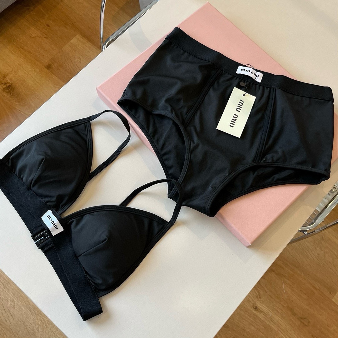。

miumiu缪缪分体套装新款分体泳衣😍🥰适合多种场景的游泳衣🏊‍♀️海边 游泳池 温泉 水上乐园 