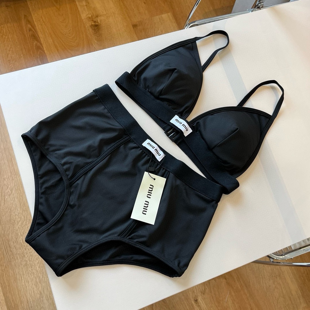 。

miumiu缪缪分体套装新款分体泳衣😍🥰适合多种场景的游泳衣🏊‍♀️海边 游泳池 温泉 水上乐园 