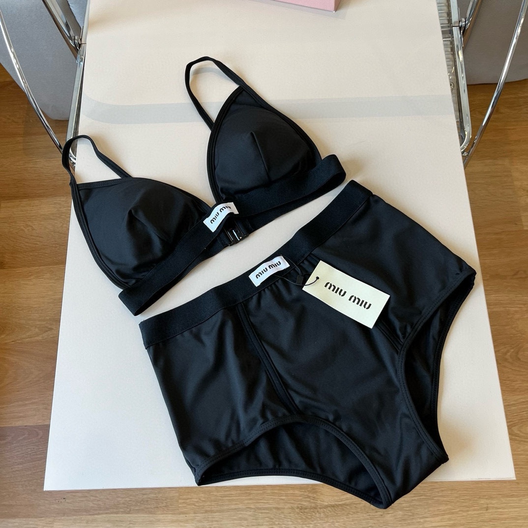 。

miumiu缪缪分体套装新款分体泳衣😍🥰适合多种场景的游泳衣🏊‍♀️海边 游泳池 温泉 水上乐园 