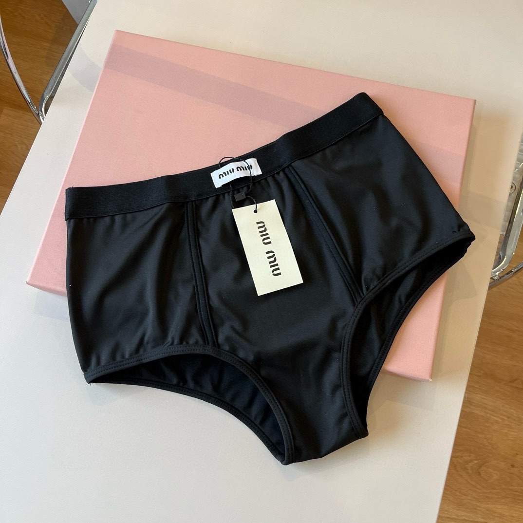 。

miumiu缪缪分体套装新款分体泳衣😍🥰适合多种场景的游泳衣🏊‍♀️海边 游泳池 温泉 水上乐园 