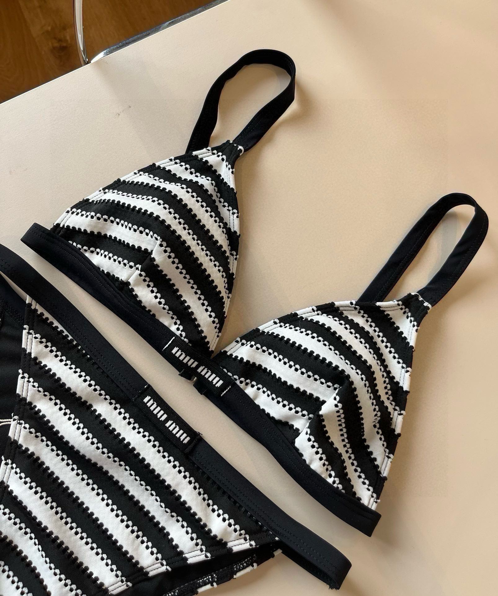 。
MiuMiu缪缪官方新款泳衣比基尼👙，高端定制，S M L XL