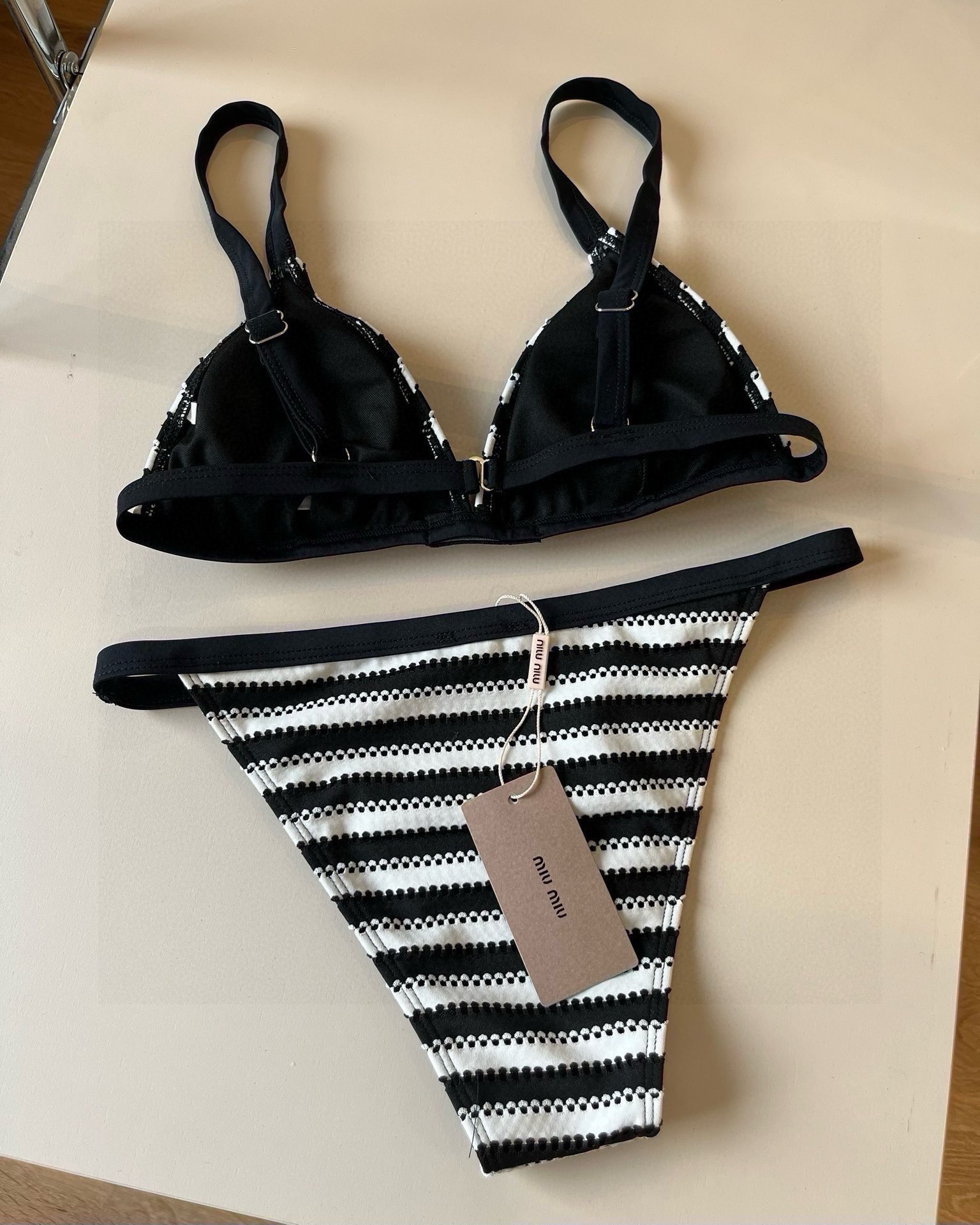 。
MiuMiu缪缪官方新款泳衣比基尼👙，高端定制，S M L XL