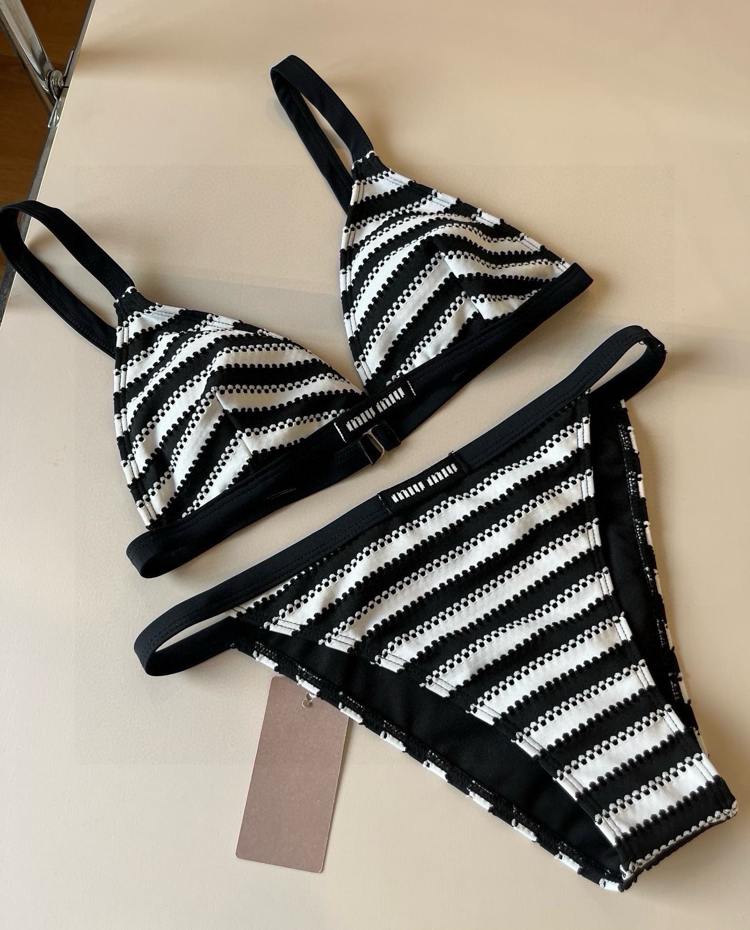 。
MiuMiu缪缪官方新款泳衣比基尼👙，高端定制，S M L XL