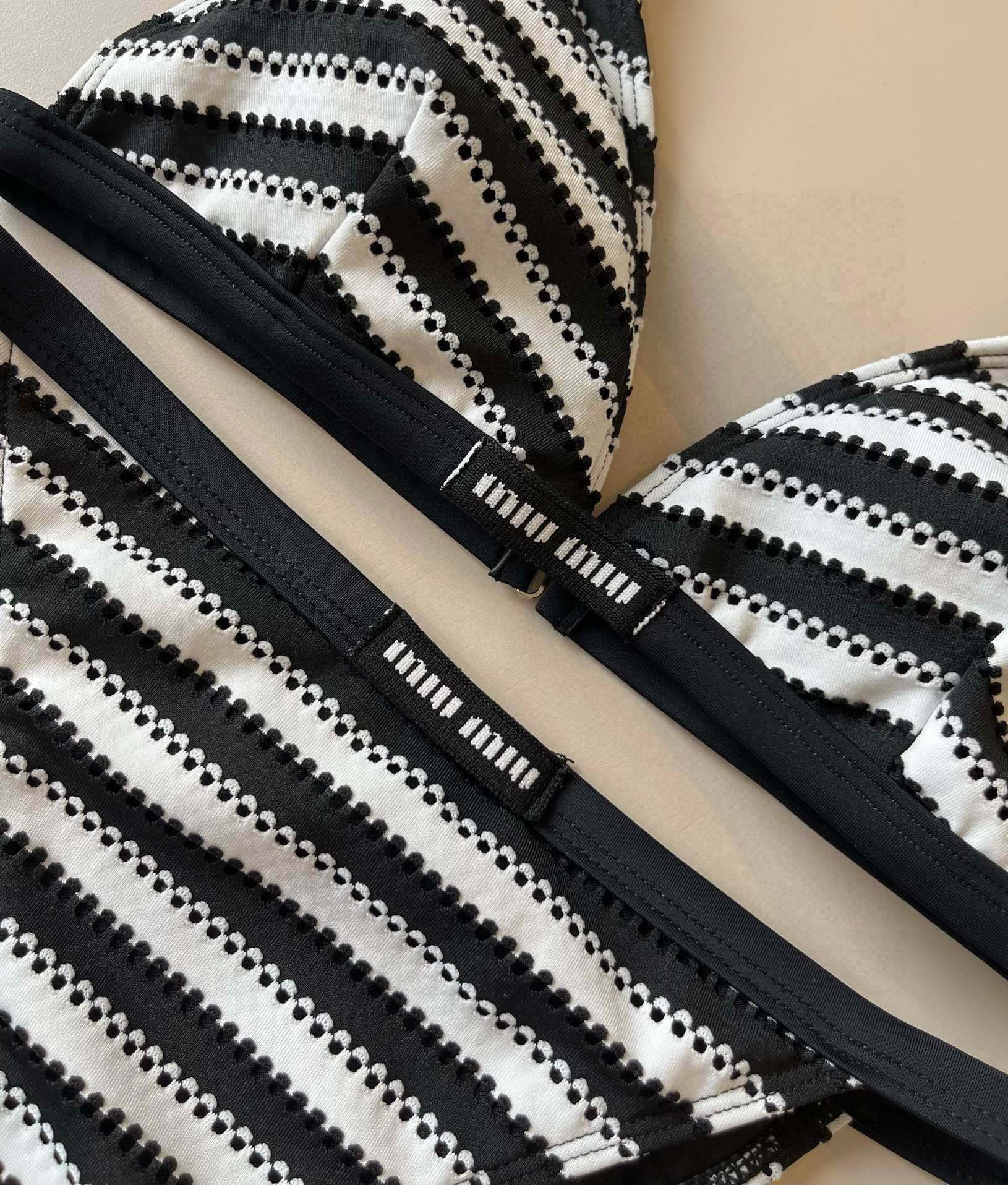 。
MiuMiu缪缪官方新款泳衣比基尼👙，高端定制，S M L XL