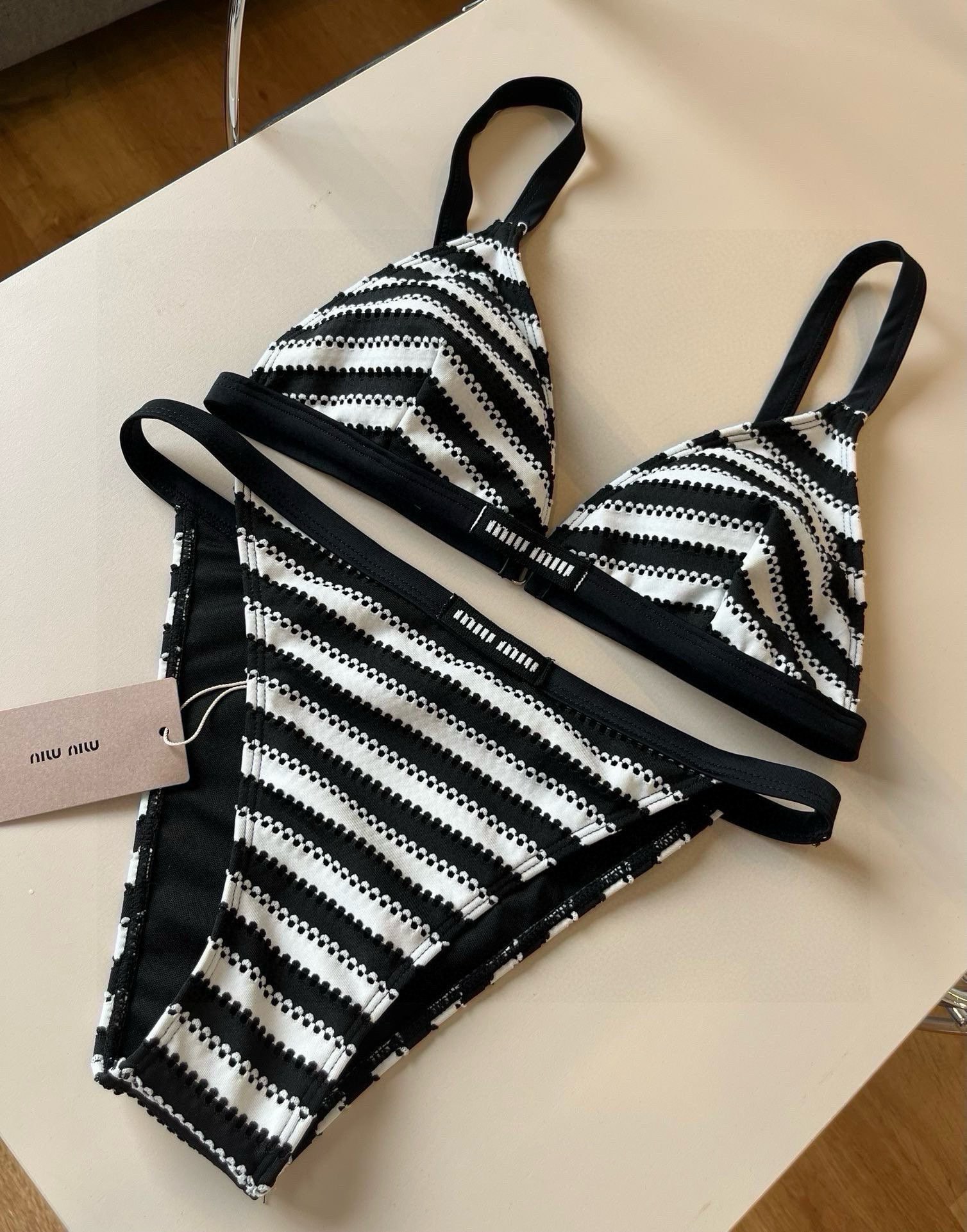 。
MiuMiu缪缪官方新款泳衣比基尼👙，高端定制，S M L XL