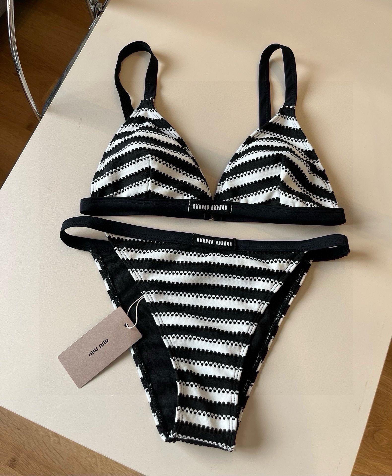 。
MiuMiu缪缪官方新款泳衣比基尼👙，高端定制，S M L XL