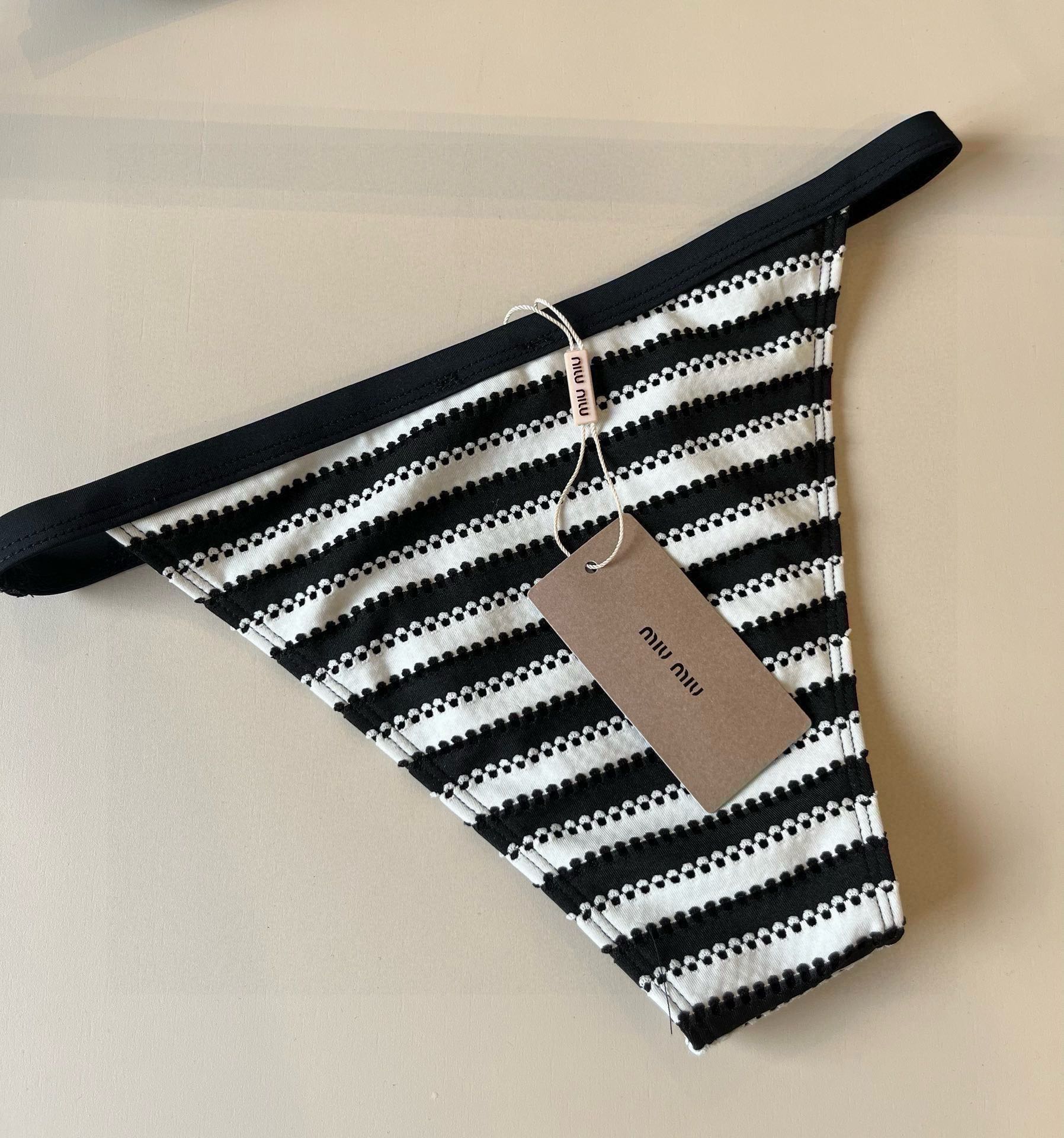 。
MiuMiu缪缪官方新款泳衣比基尼👙，高端定制，S M L XL