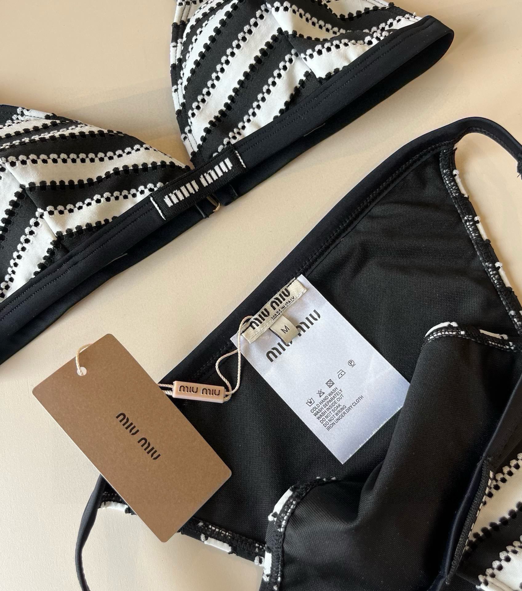 。
MiuMiu缪缪官方新款泳衣比基尼👙，高端定制，S M L XL