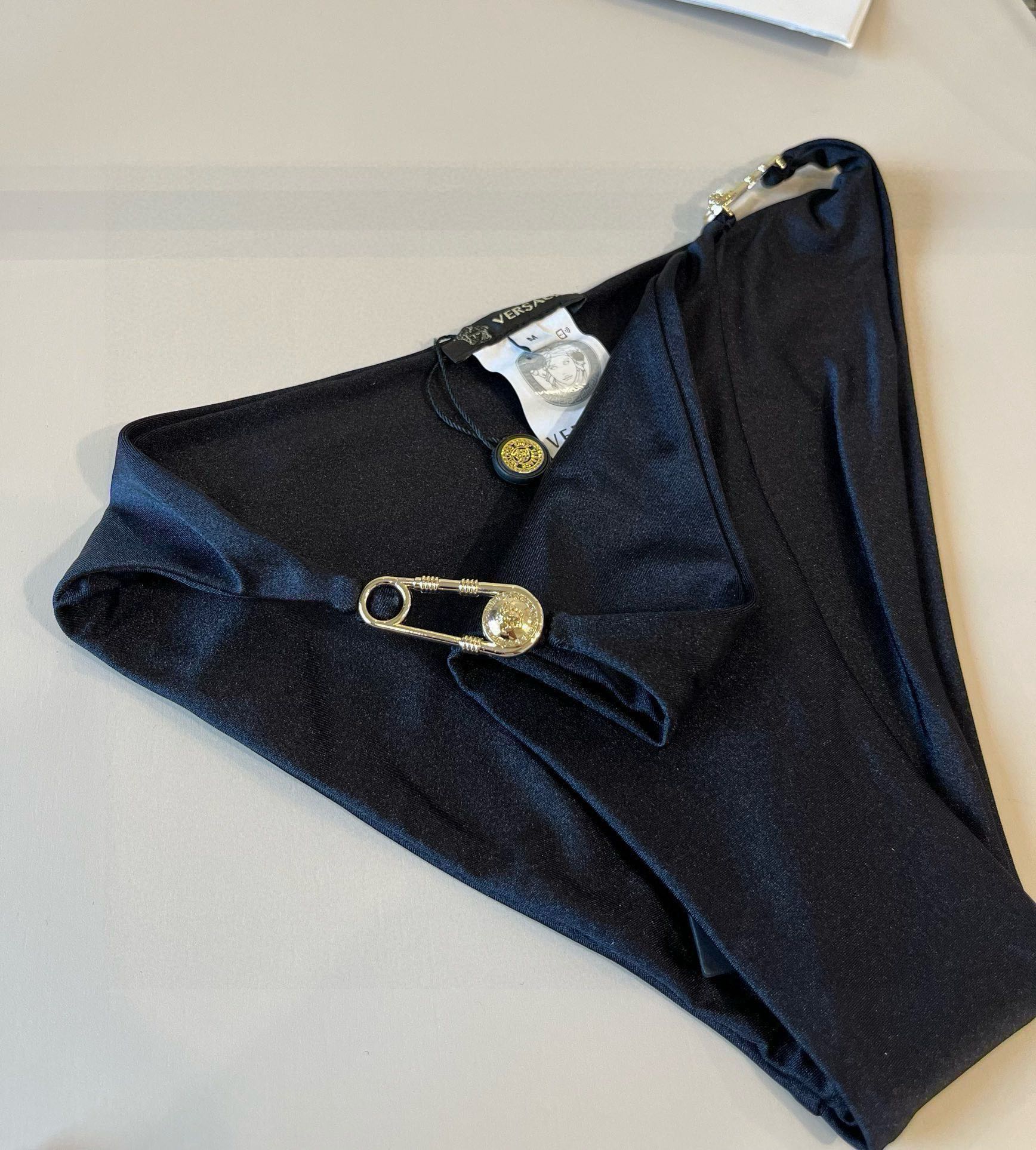 。
范思哲官方新款泳衣比基尼👙，高端定制，S M L XL