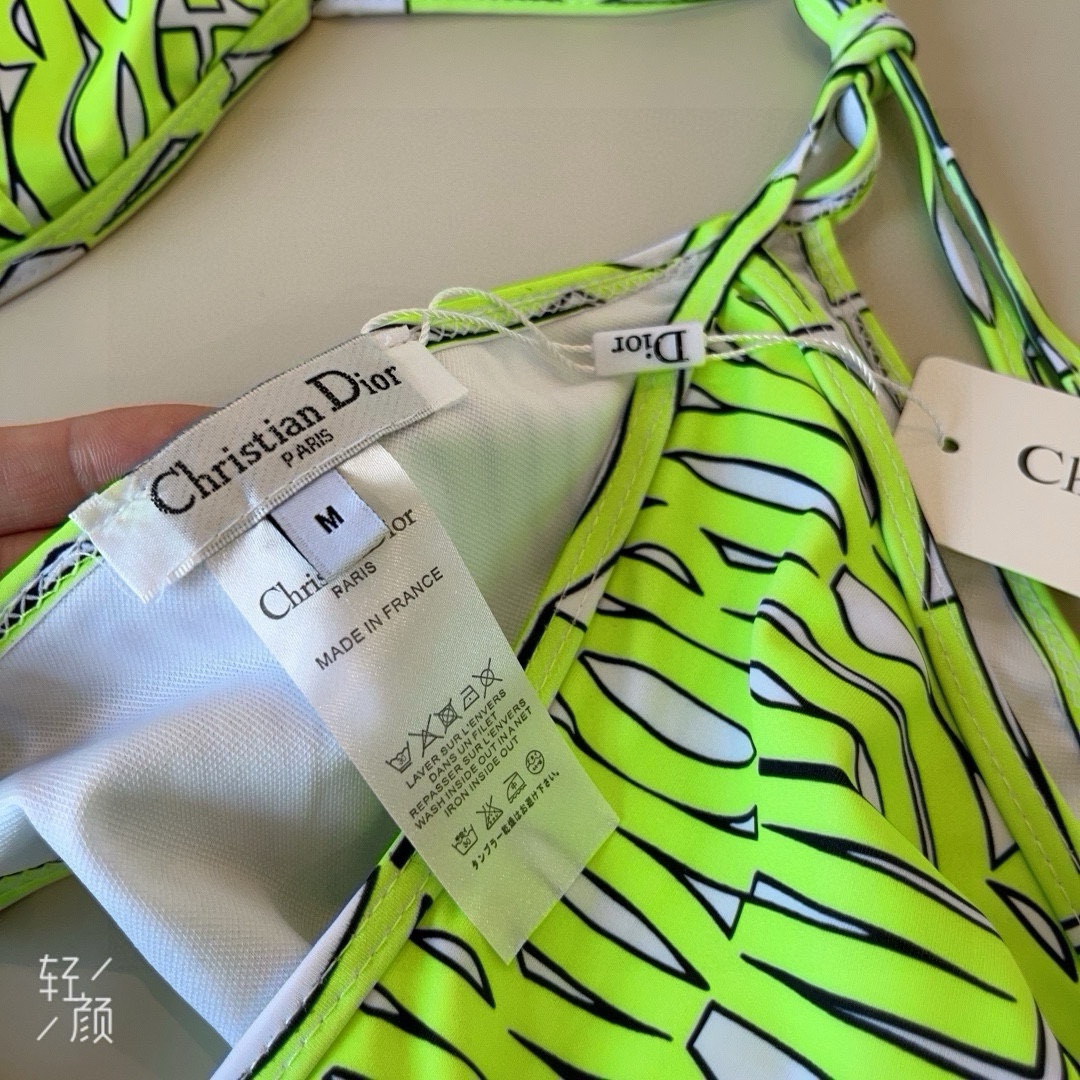 。
Dior迪奥 新款比基尼泳衣👙❤️😍🥰适合多种场景的游泳衣🏊‍♀️海边 游泳池 温泉 水上乐园 漂流