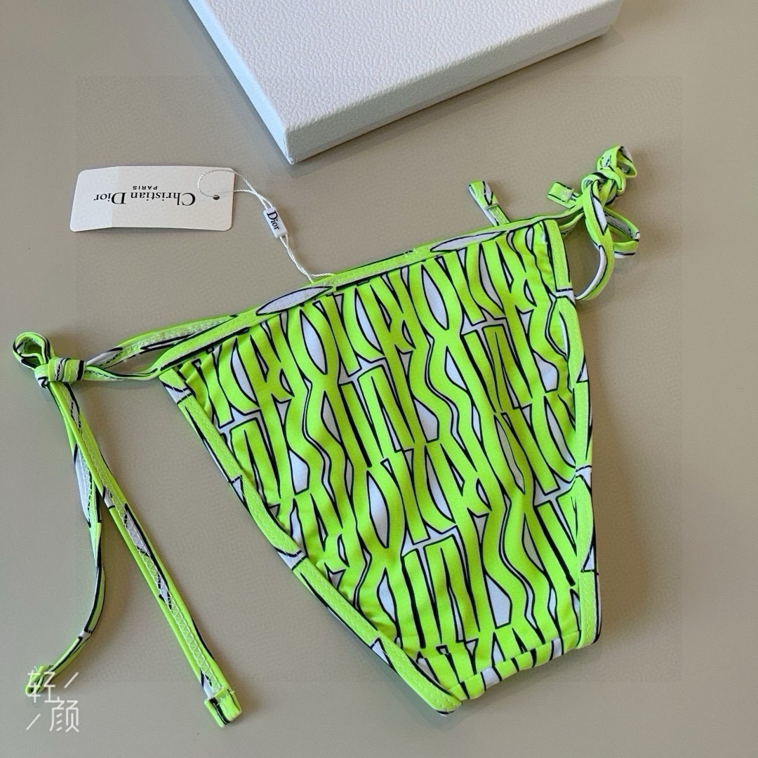 。
Dior迪奥 新款比基尼泳衣👙❤️😍🥰适合多种场景的游泳衣🏊‍♀️海边 游泳池 温泉 水上乐园 漂流