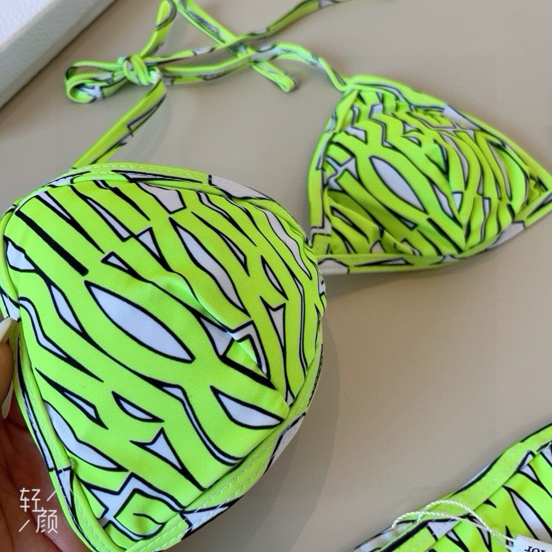 。
Dior迪奥 新款比基尼泳衣👙❤️😍🥰适合多种场景的游泳衣🏊‍♀️海边 游泳池 温泉 水上乐园 漂流