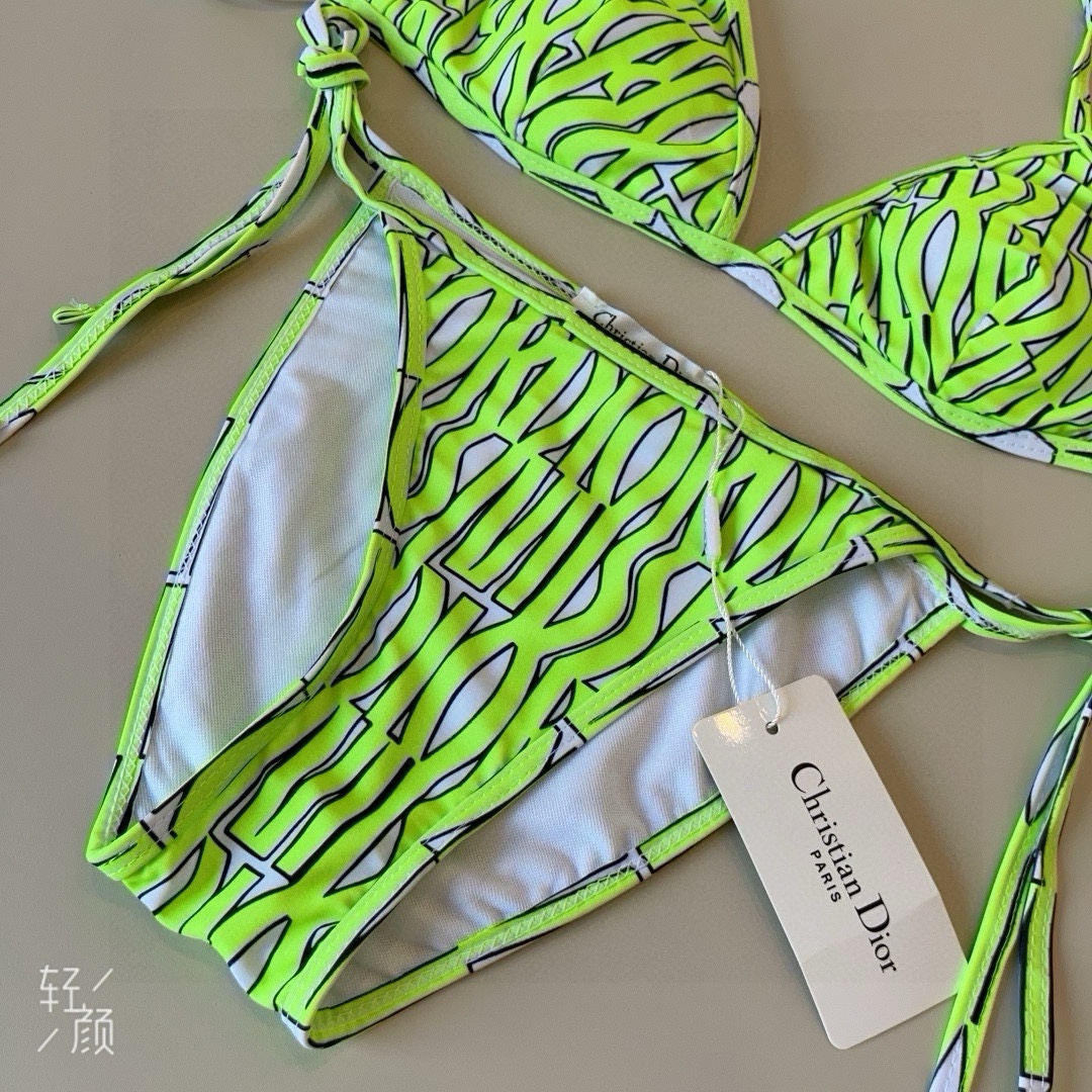 。
Dior迪奥 新款比基尼泳衣👙❤️😍🥰适合多种场景的游泳衣🏊‍♀️海边 游泳池 温泉 水上乐园 漂流