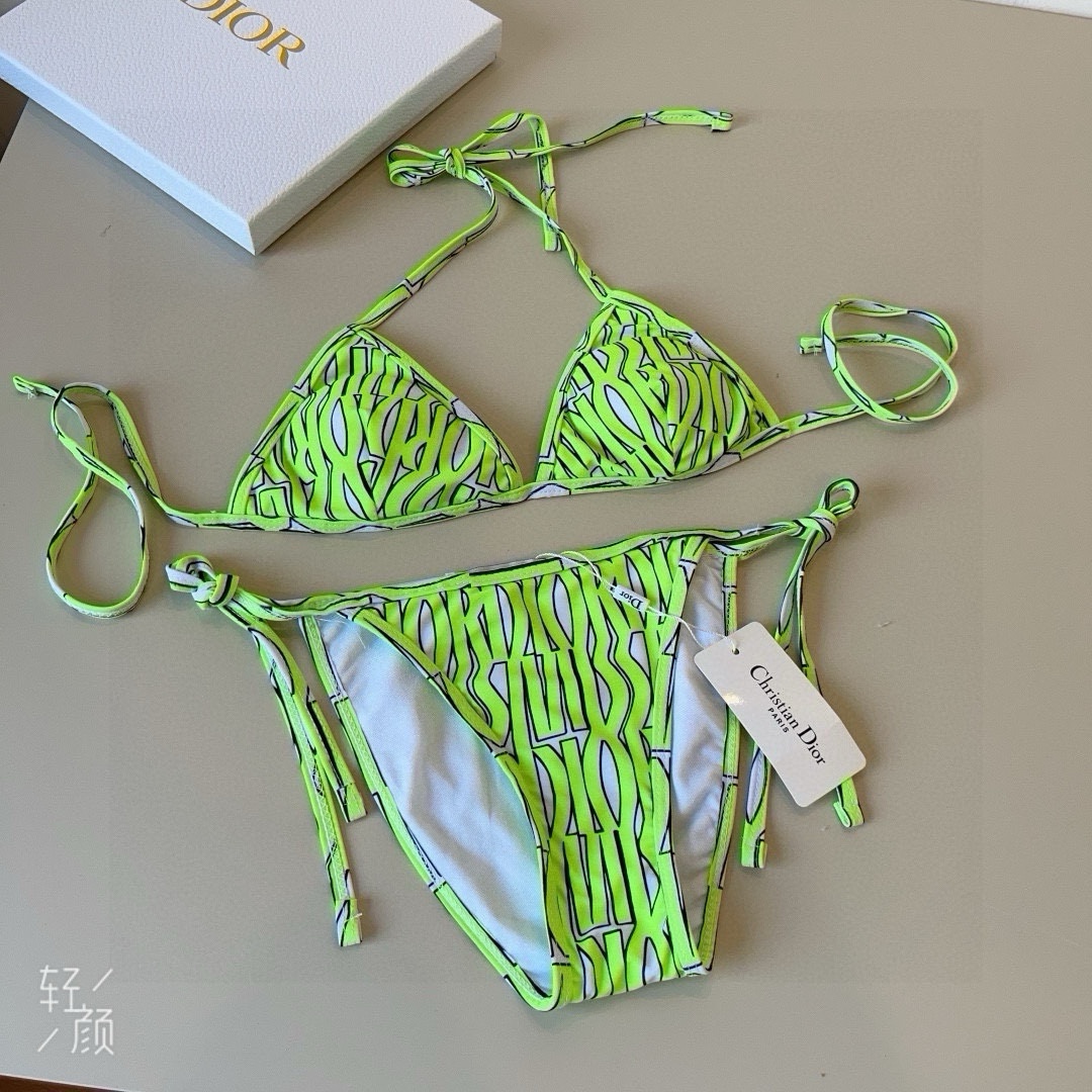 。
Dior迪奥 新款比基尼泳衣👙❤️😍🥰适合多种场景的游泳衣🏊‍♀️海边 游泳池 温泉 水上乐园 漂流